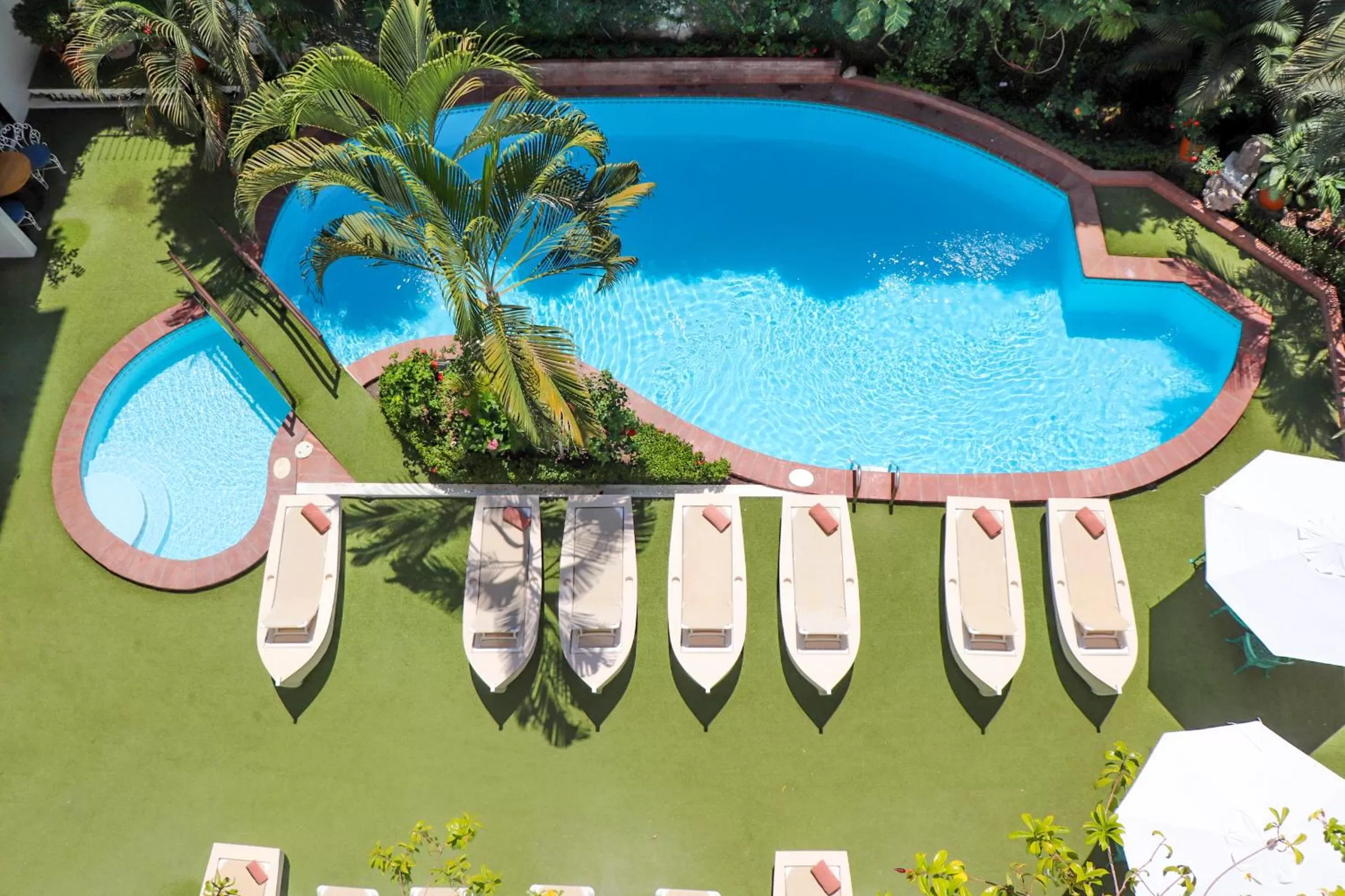 Swimming pool in Los Arcos Suites