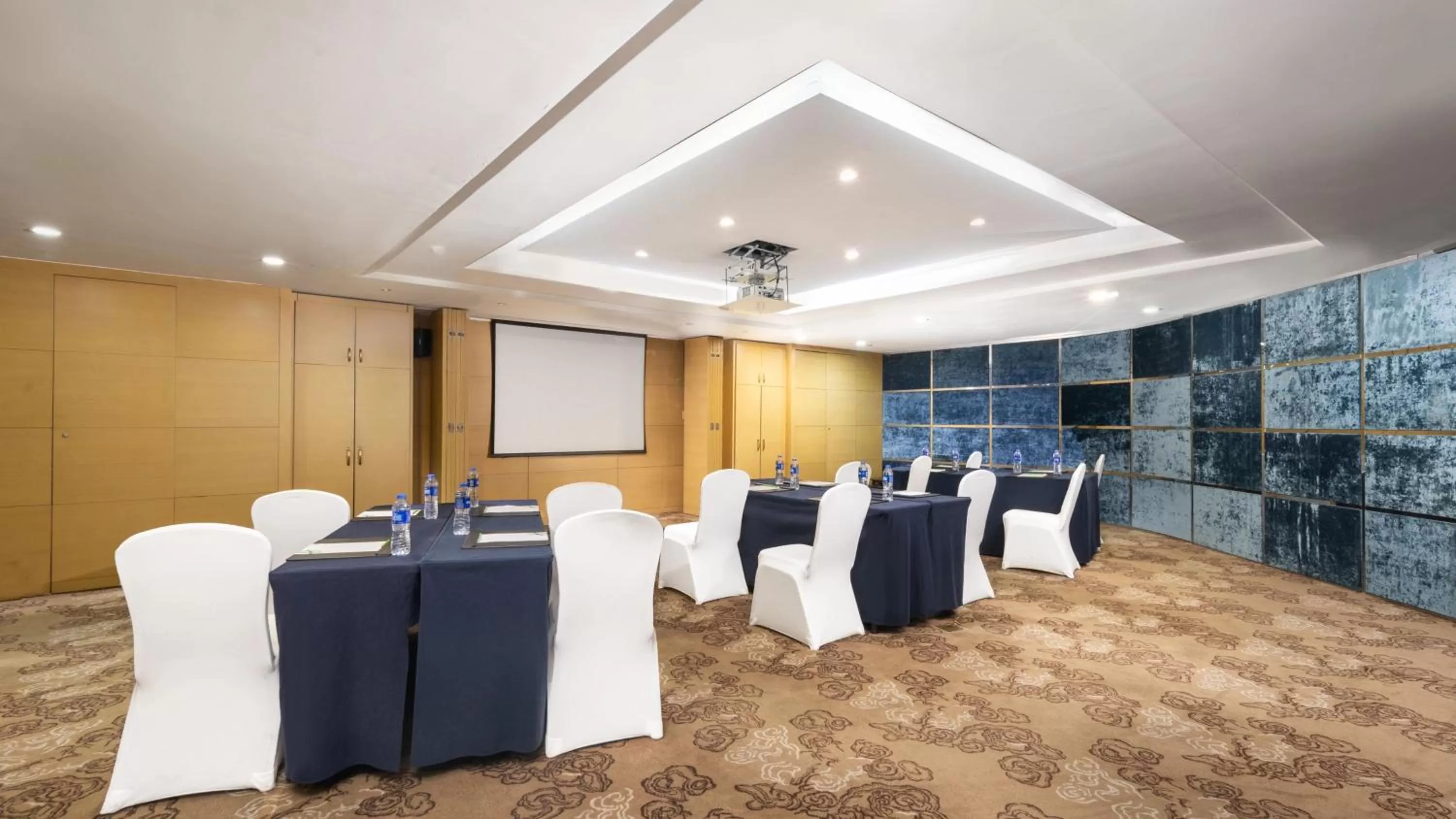 Meeting/conference room in Holiday Inn Shijiazhuang Central by IHG