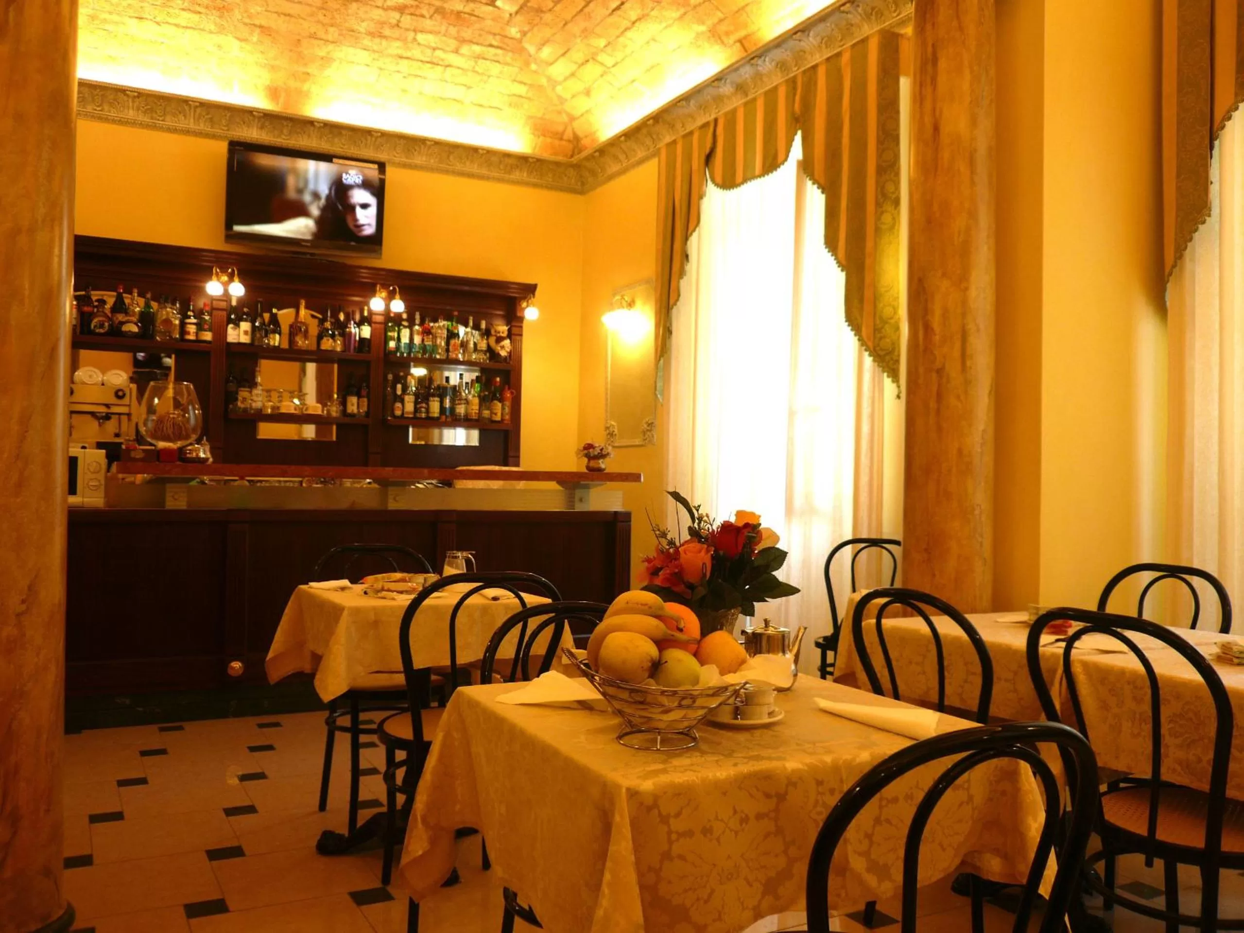 Lounge or bar in Cambridge Hotel