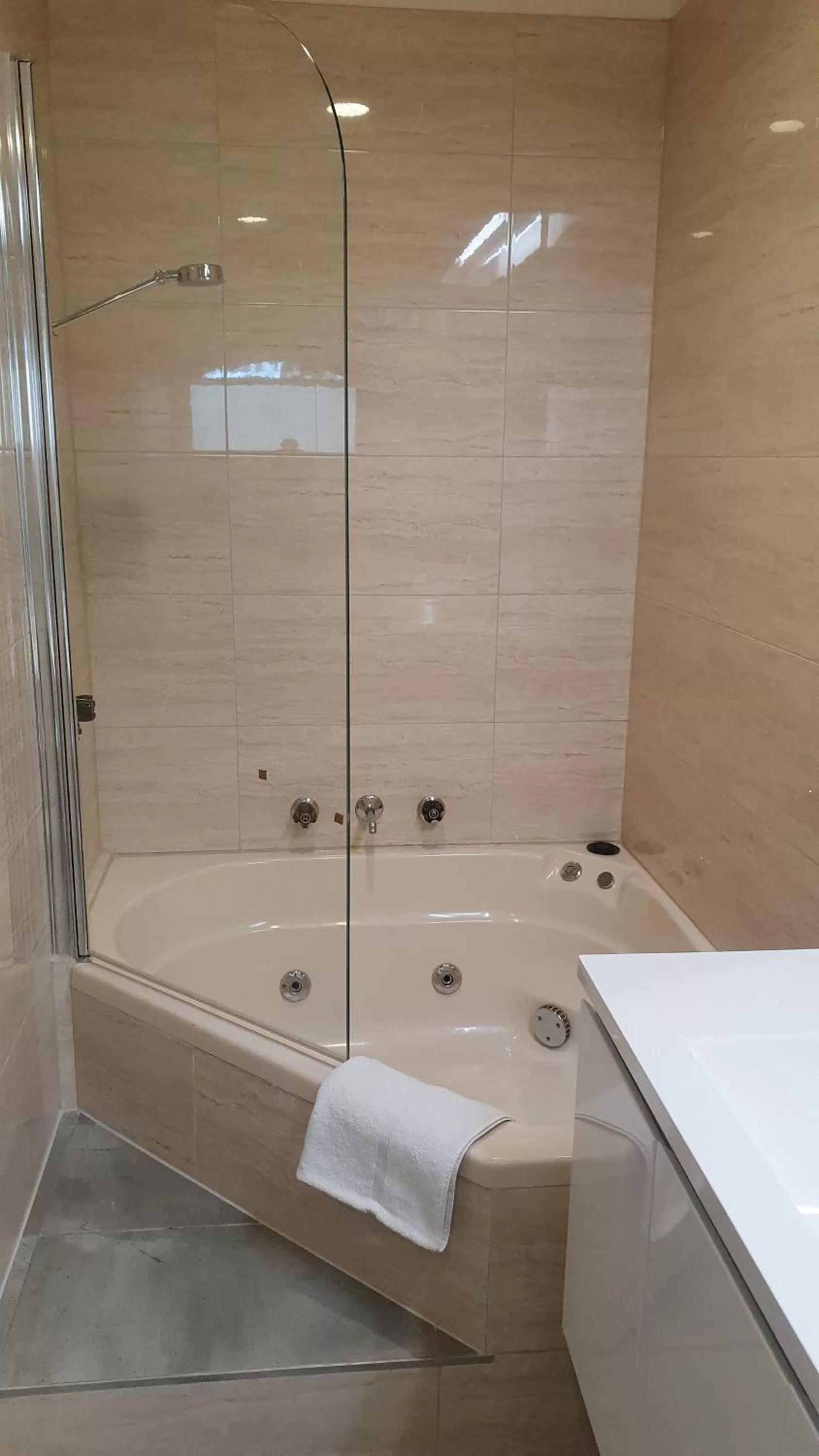 Bath in Hotel Cavalier