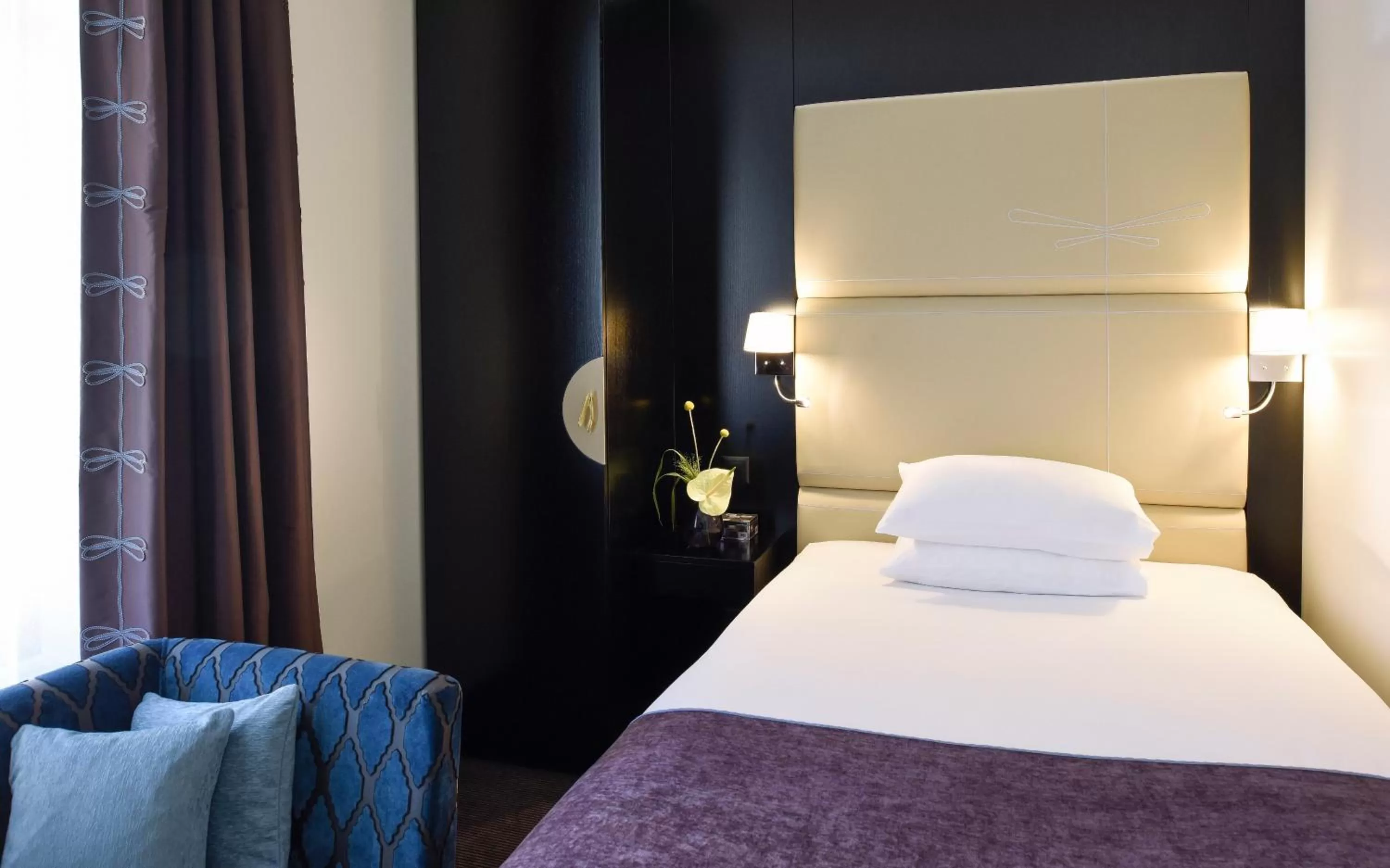 Bed in Hôtel Tiffany by Fassbind