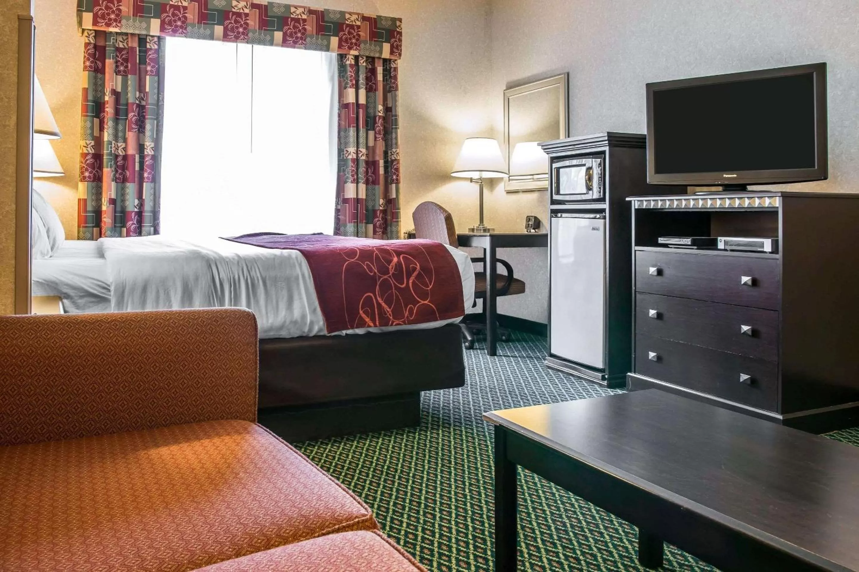 Photo of the whole room, Bed in Comfort Suites Canton - Detroit