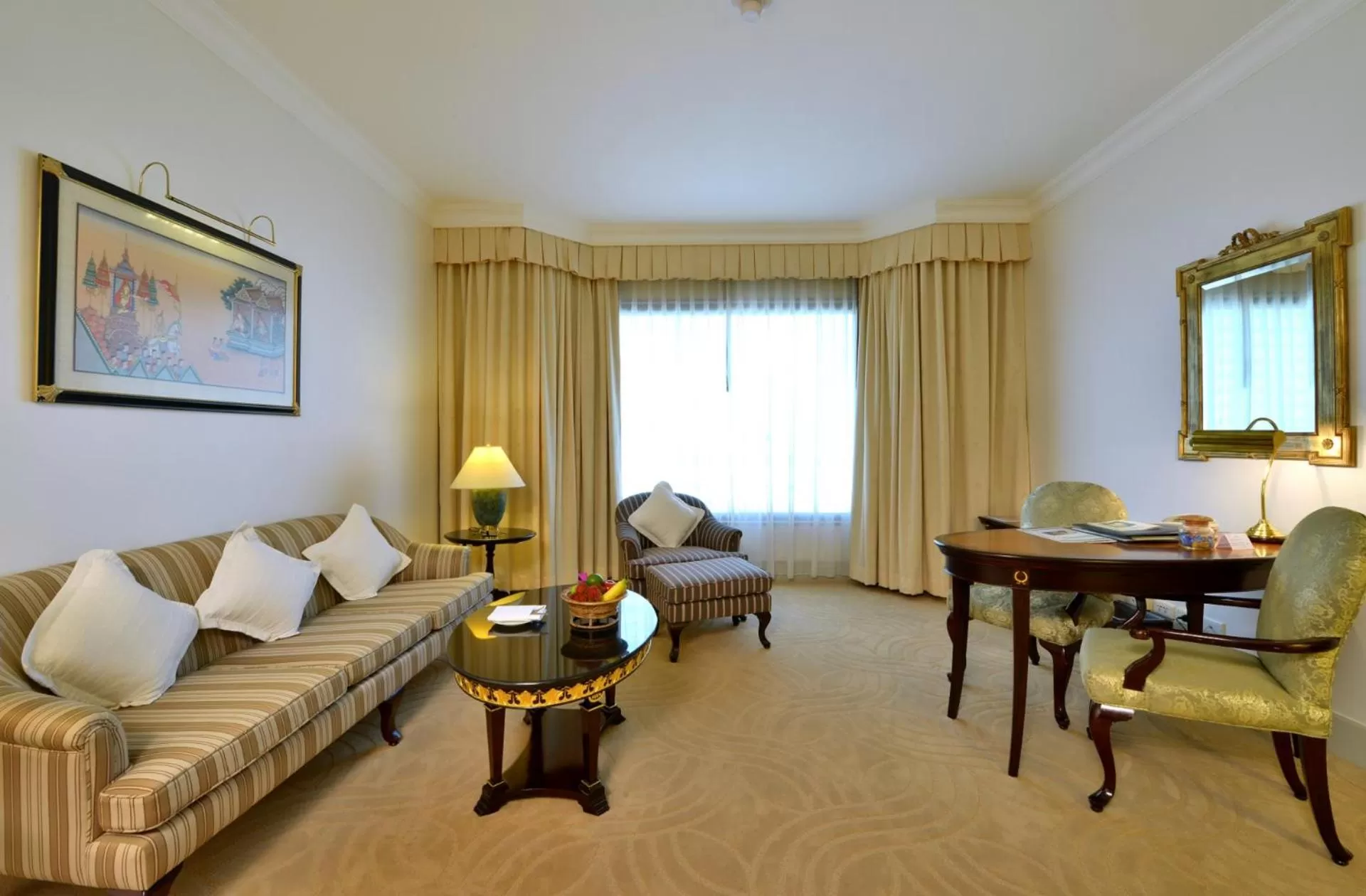 Living room in Evergreen Laurel Hotel Bangkok