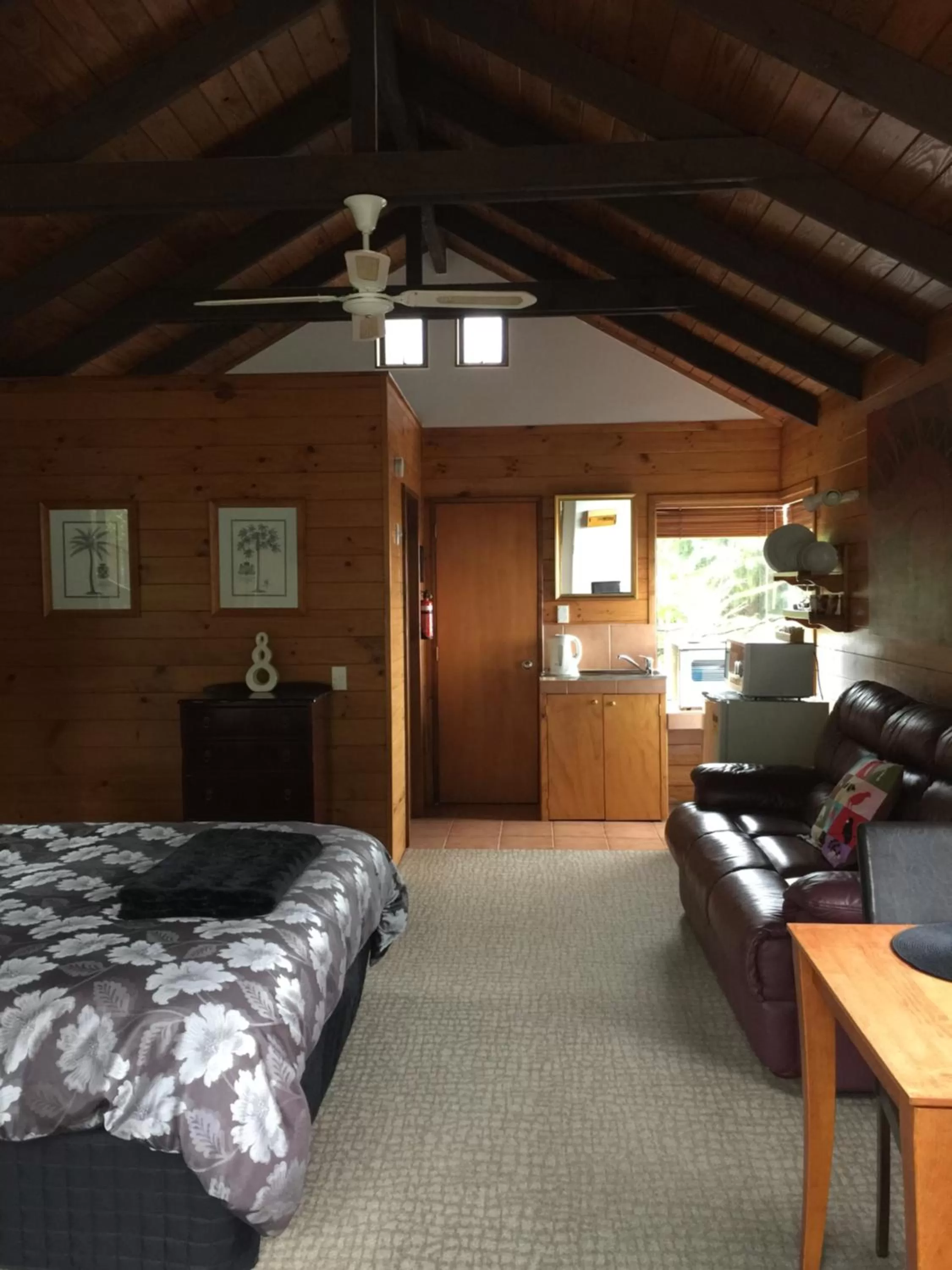 Photo of the whole room, Bed in Grafton Cottage & Chalets