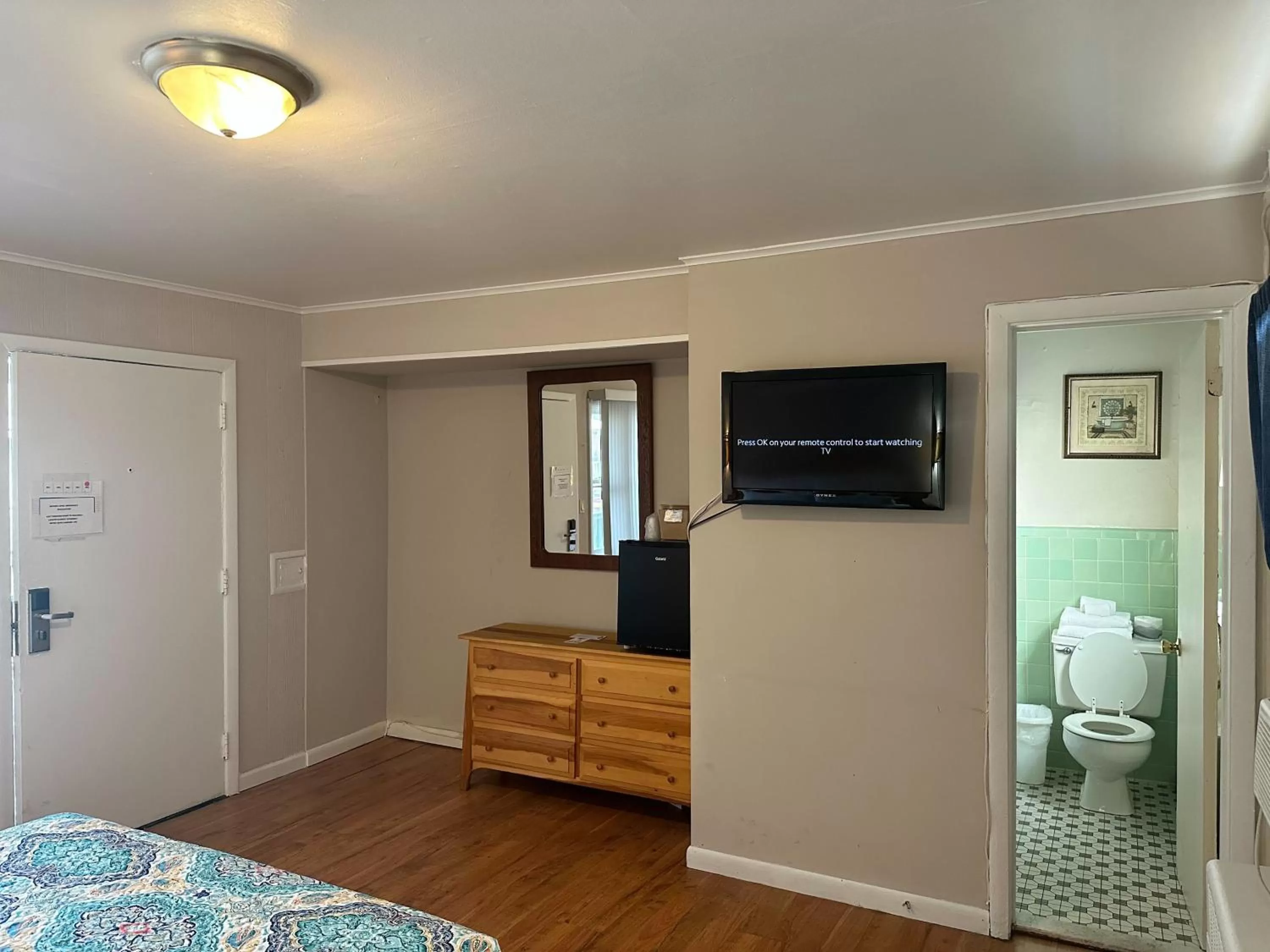 Photo of the whole room, Bed in Community Court Motel