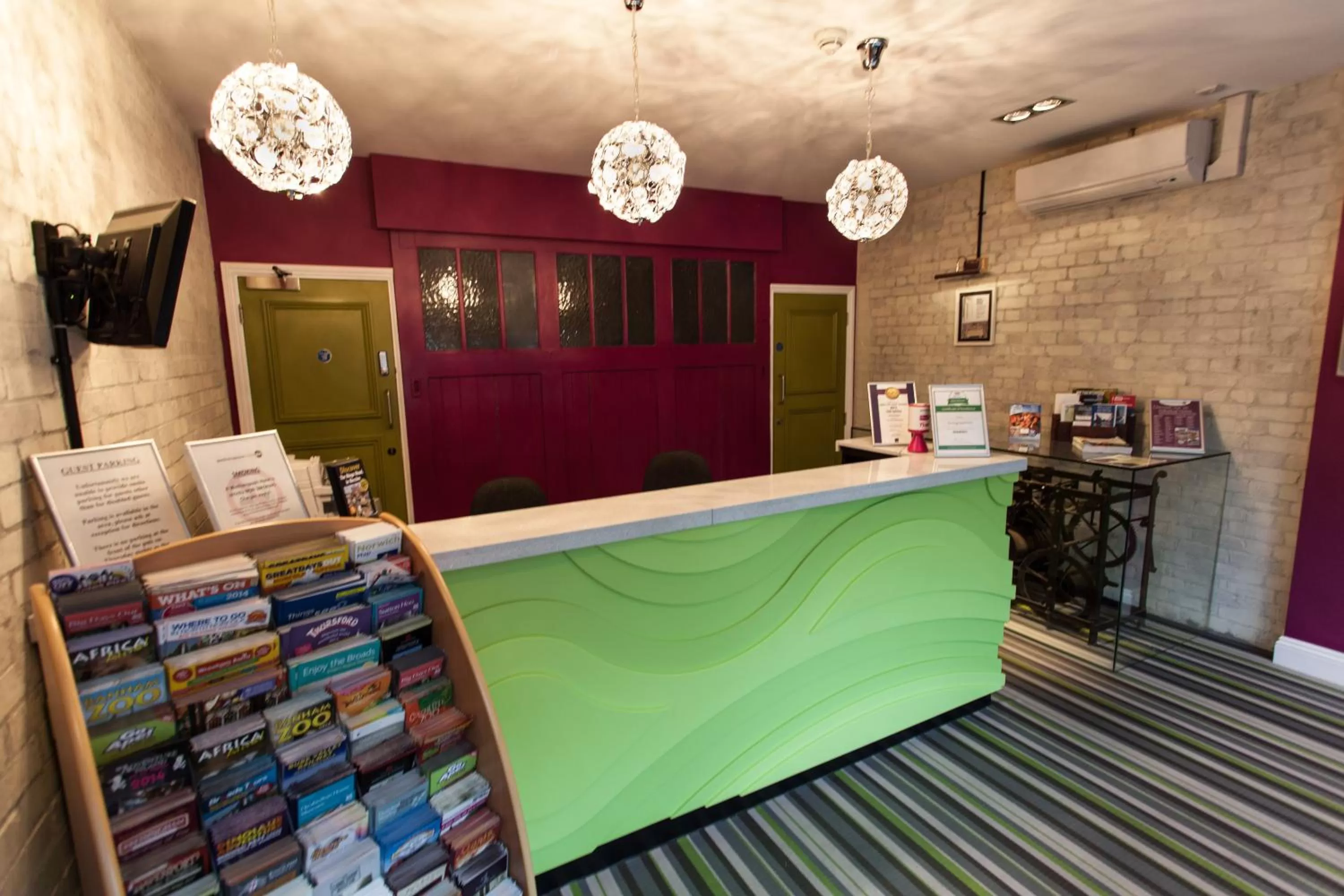 Facade/entrance, Lobby/Reception in The King's Head Hotel Wetherspoon