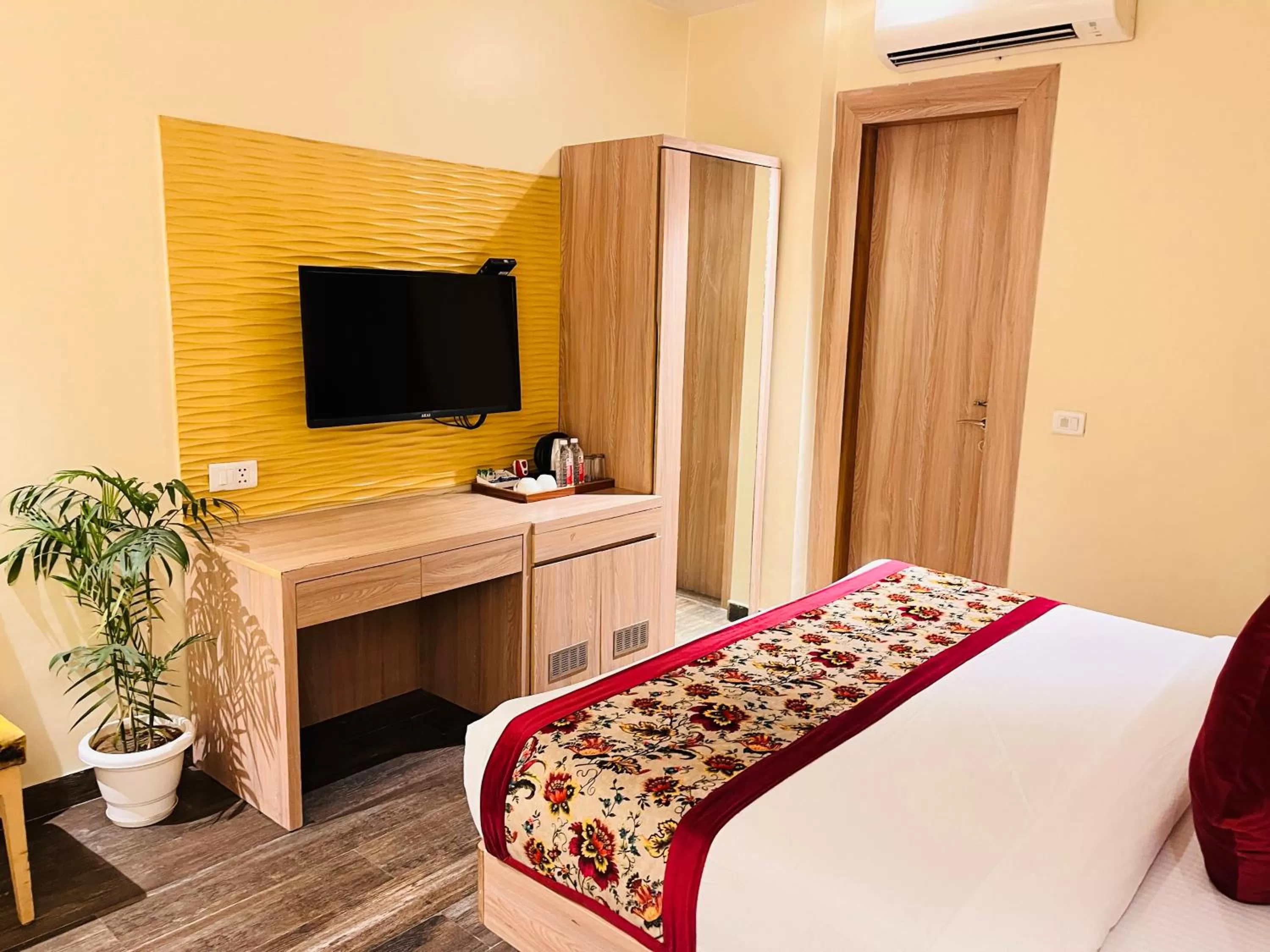 TV and multimedia, Bed in Hotel Banz near Delhi Airport