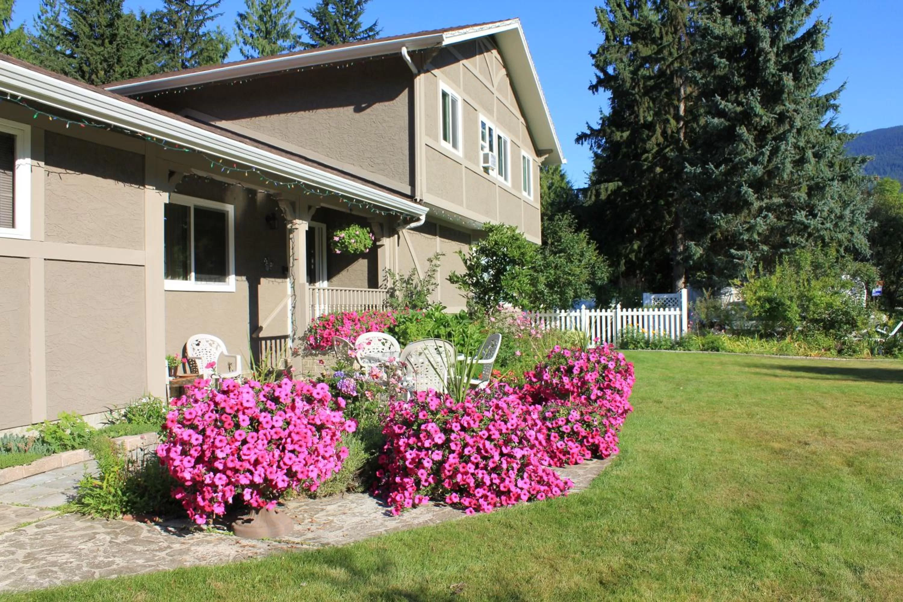 Property building in Alpenrose Revelstoke Bed & Breakfast