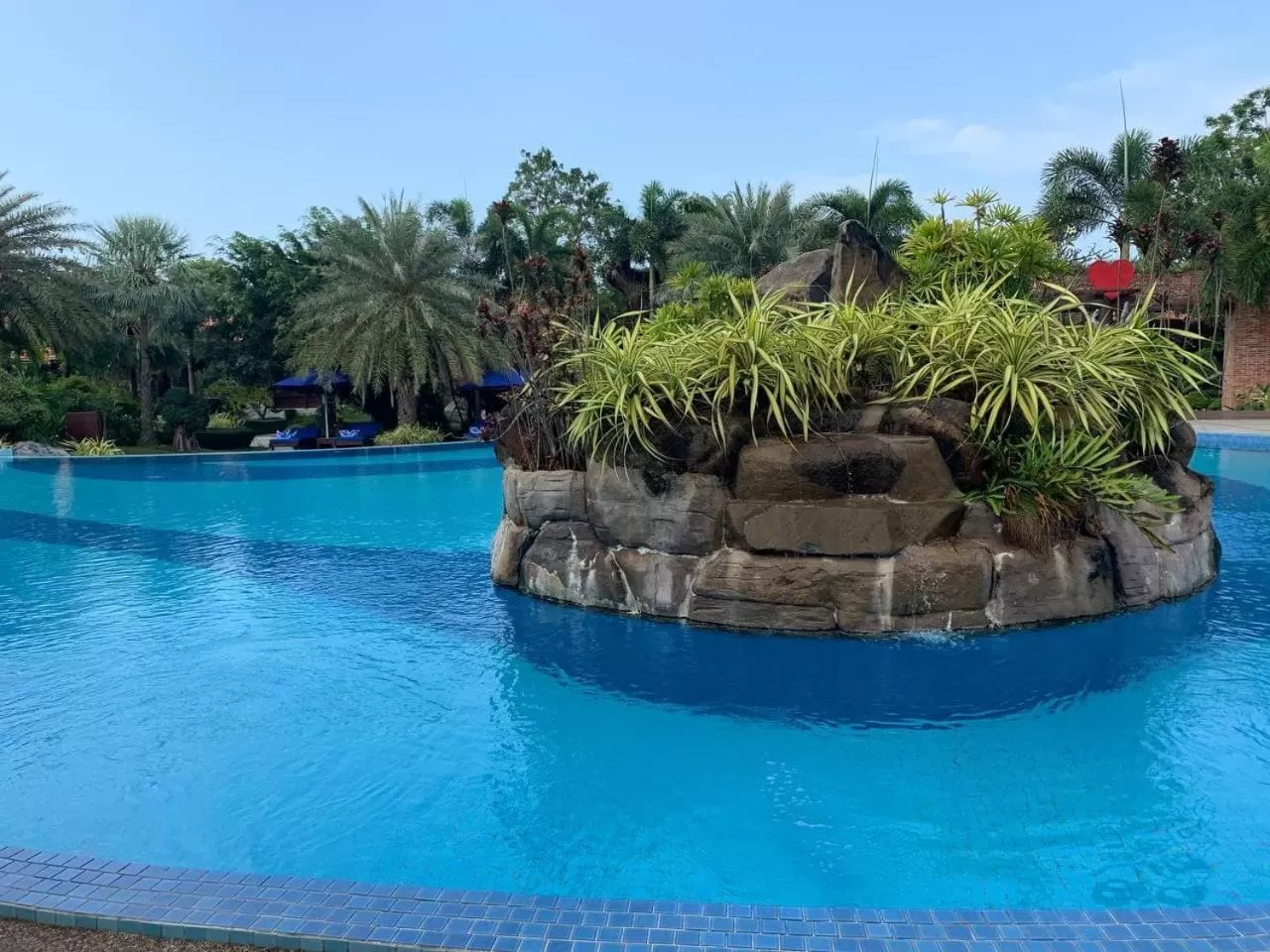 Swimming pool in Try Palace Resort Kep