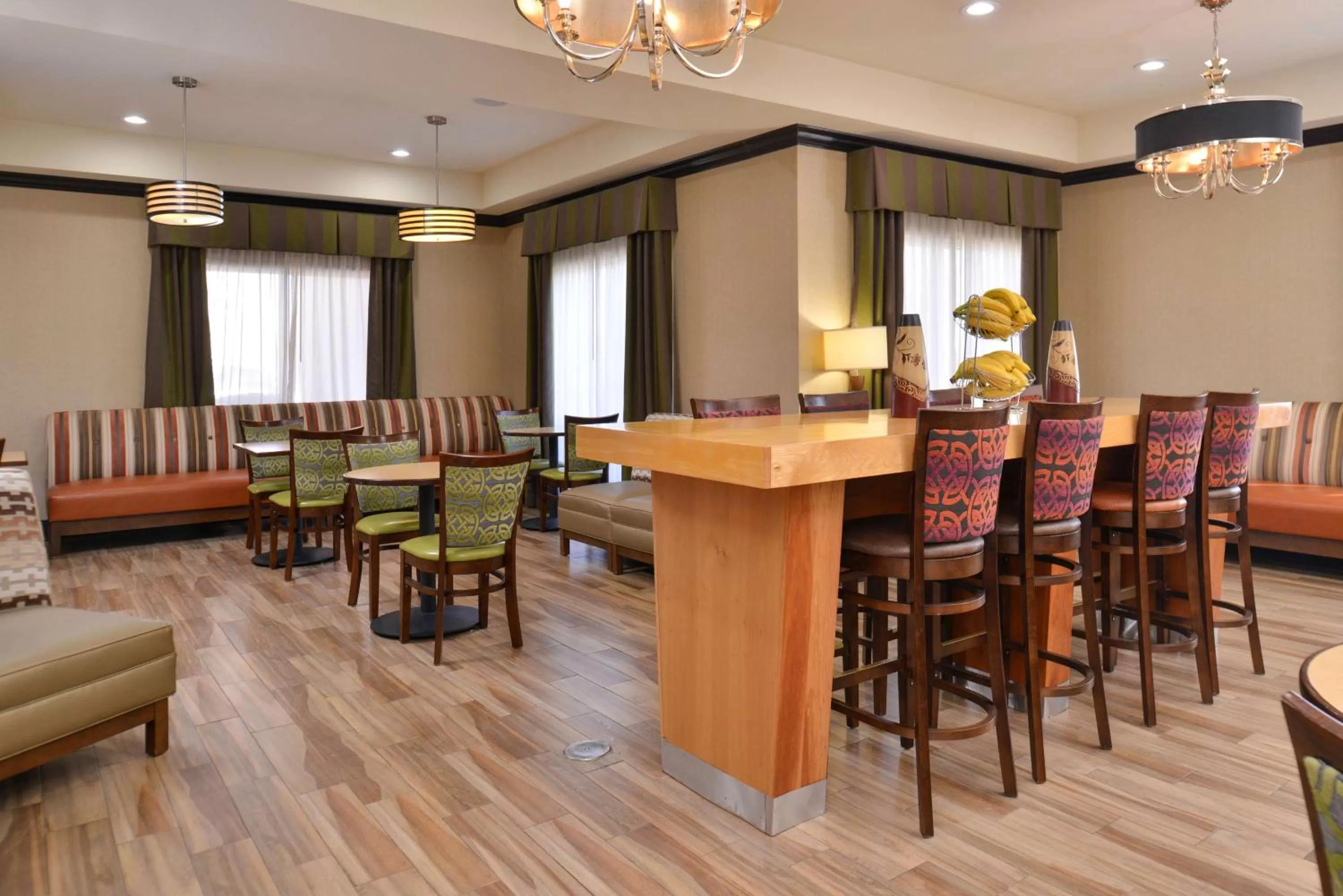 Dining area in Hampton Inn Van Horn