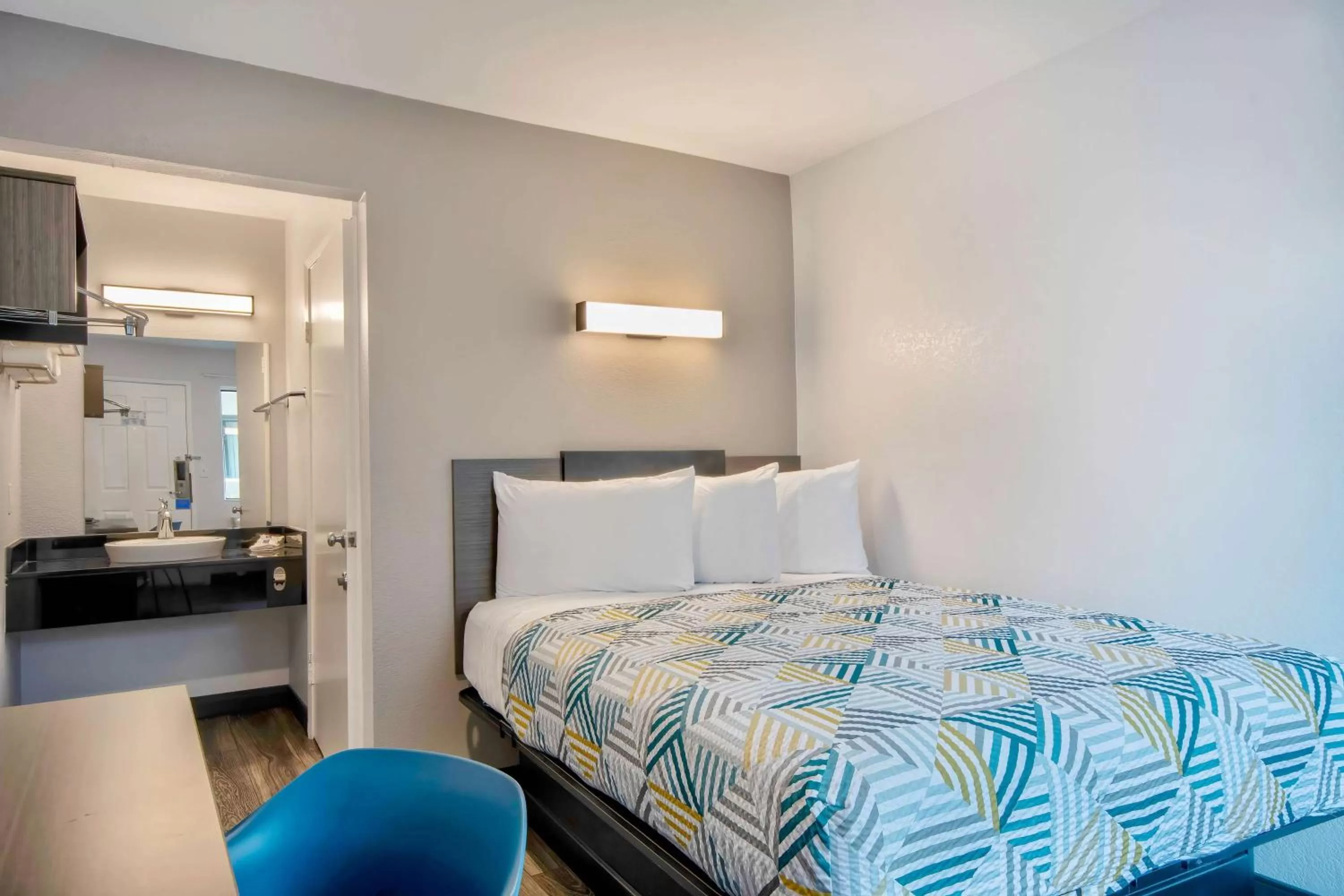 Property building, Bed in Motel 6-Marina, CA - Monterey