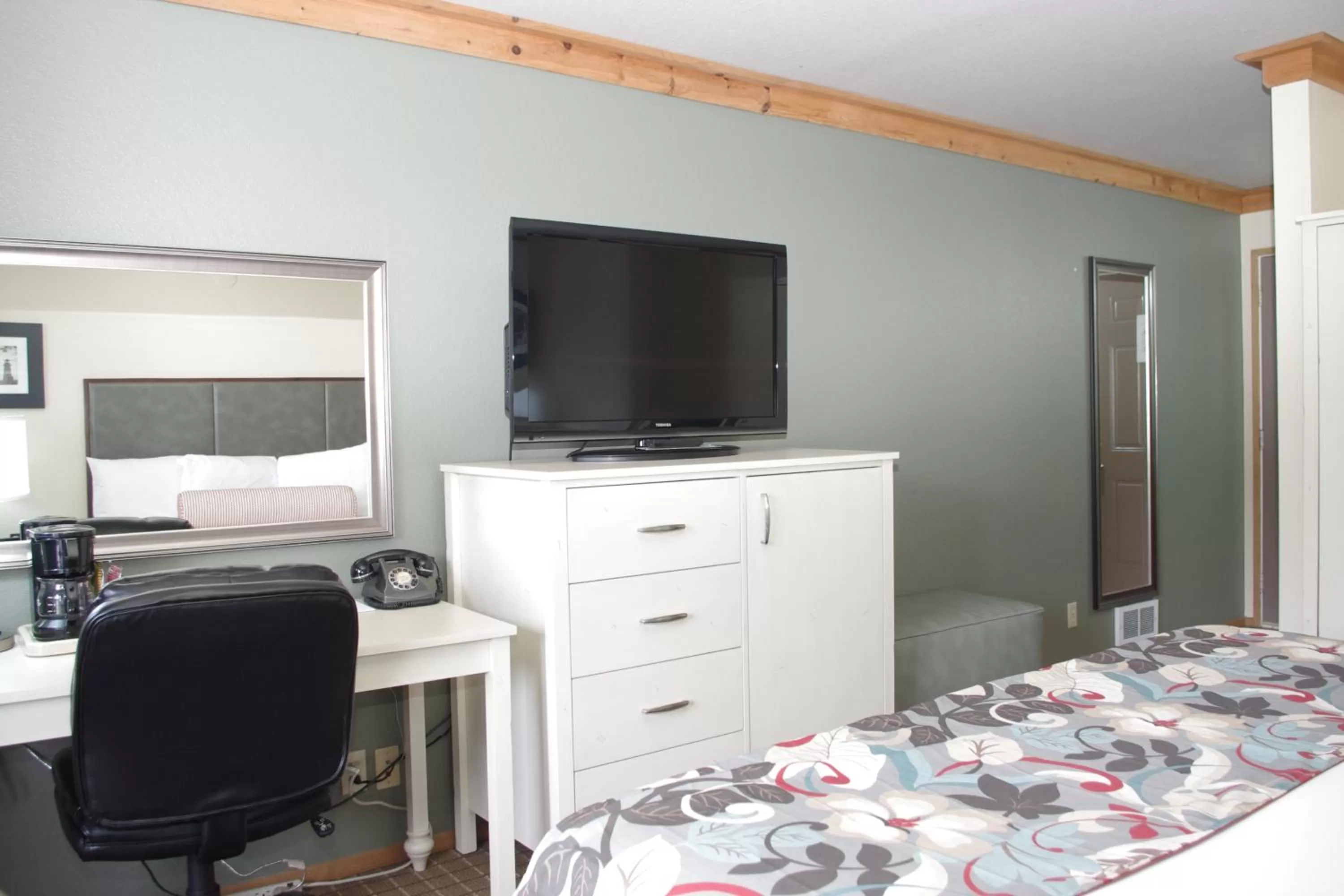 TV and multimedia, Bed in River House Inn, a Baymont by Wyndham