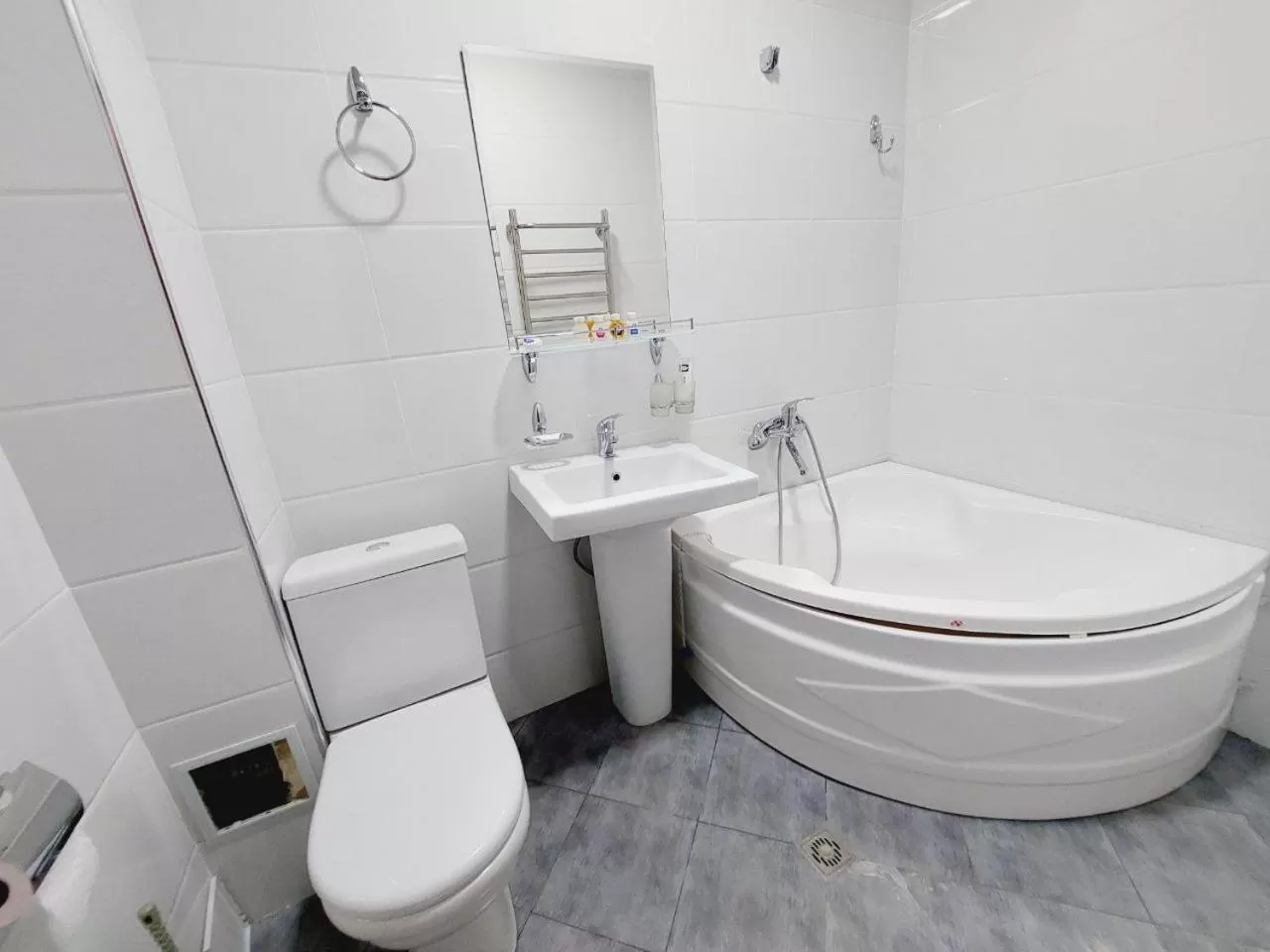 Bathroom in Samarabonu Hotel