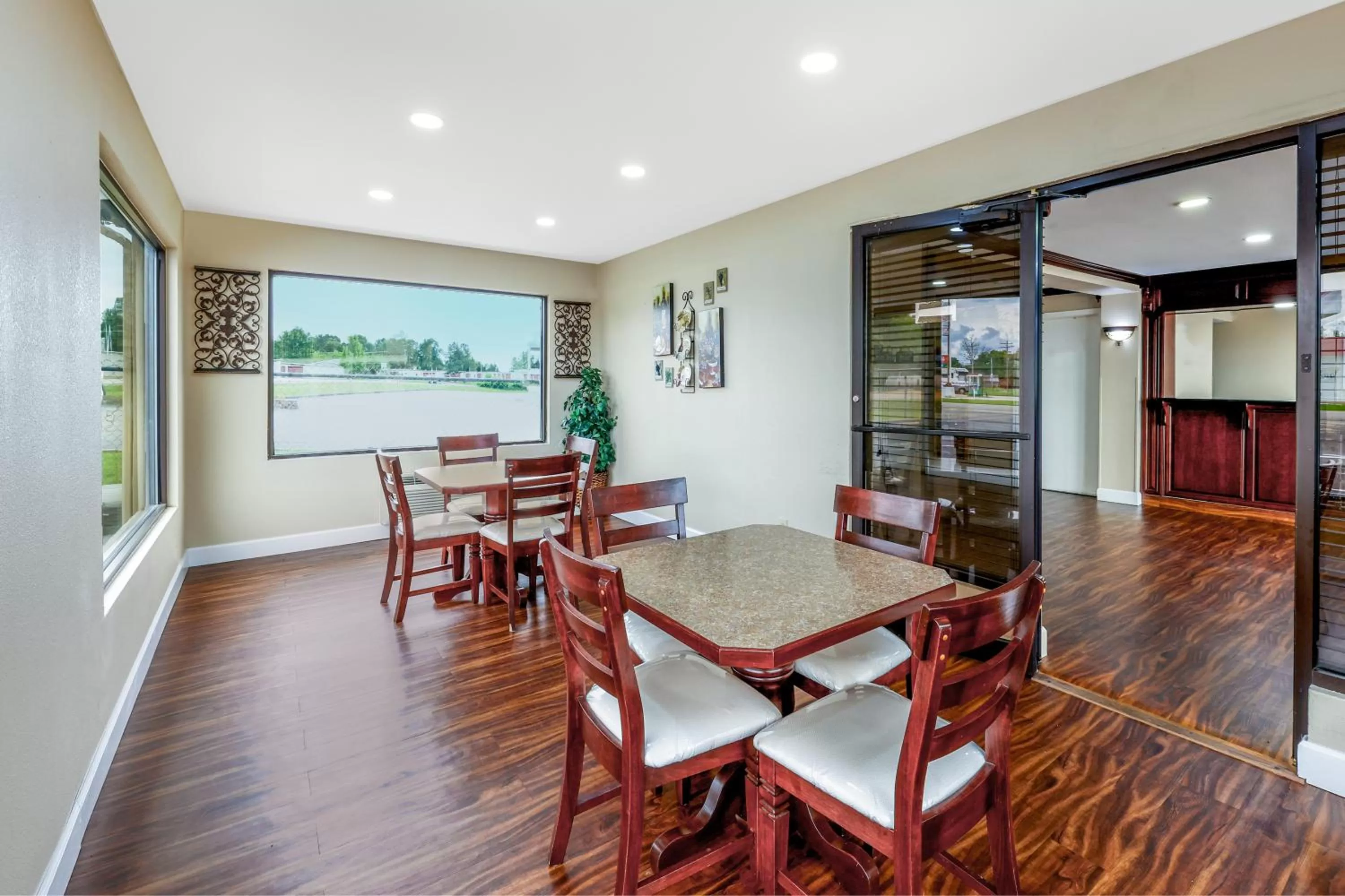 Seating area in Days Inn by Wyndham St. Robert Waynesville/Ft. Leonard Wood