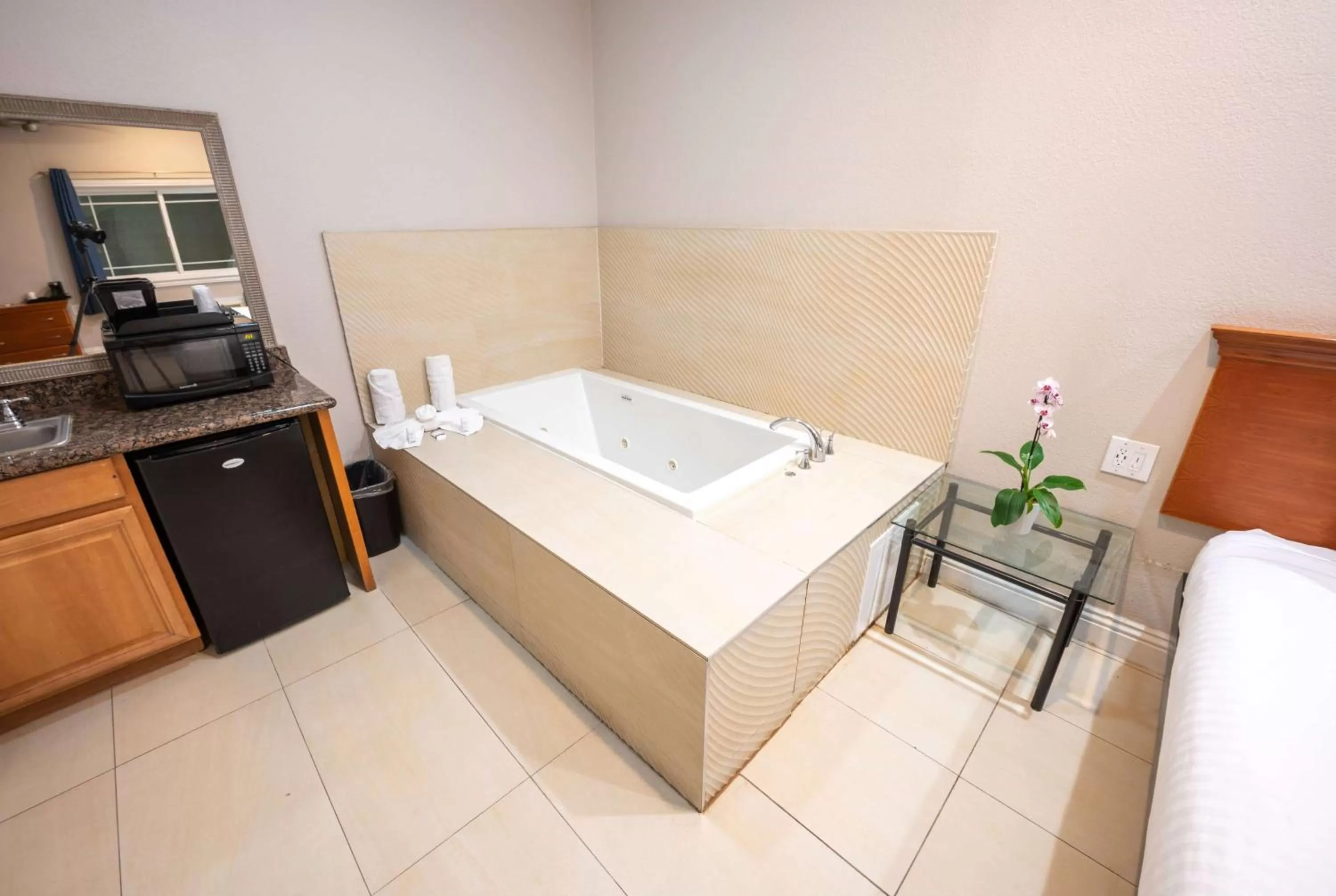 Photo of the whole room, Bed in Ramada by Wyndham Redondo Beach