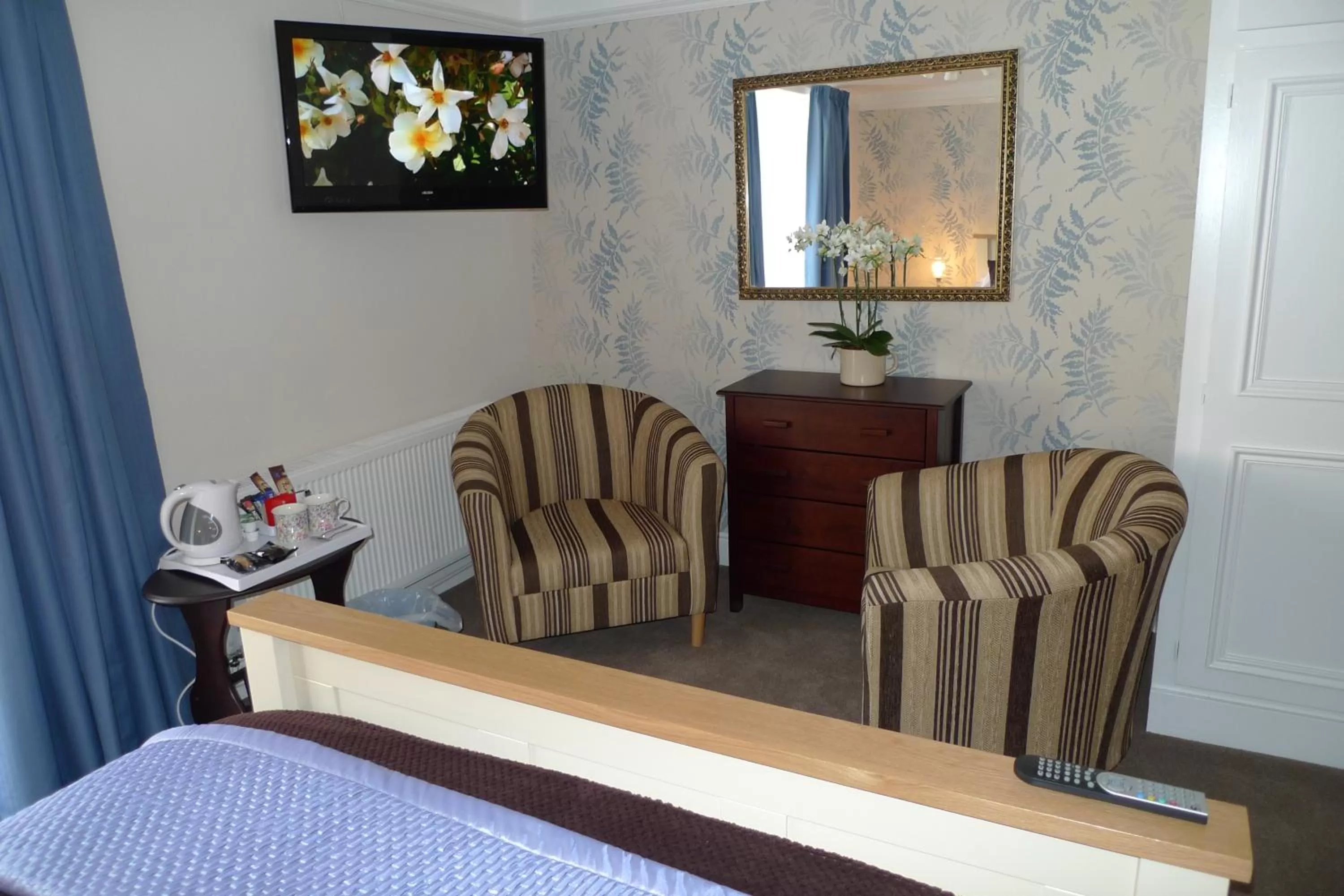 Photo of the whole room, Bed in Kirkgate House