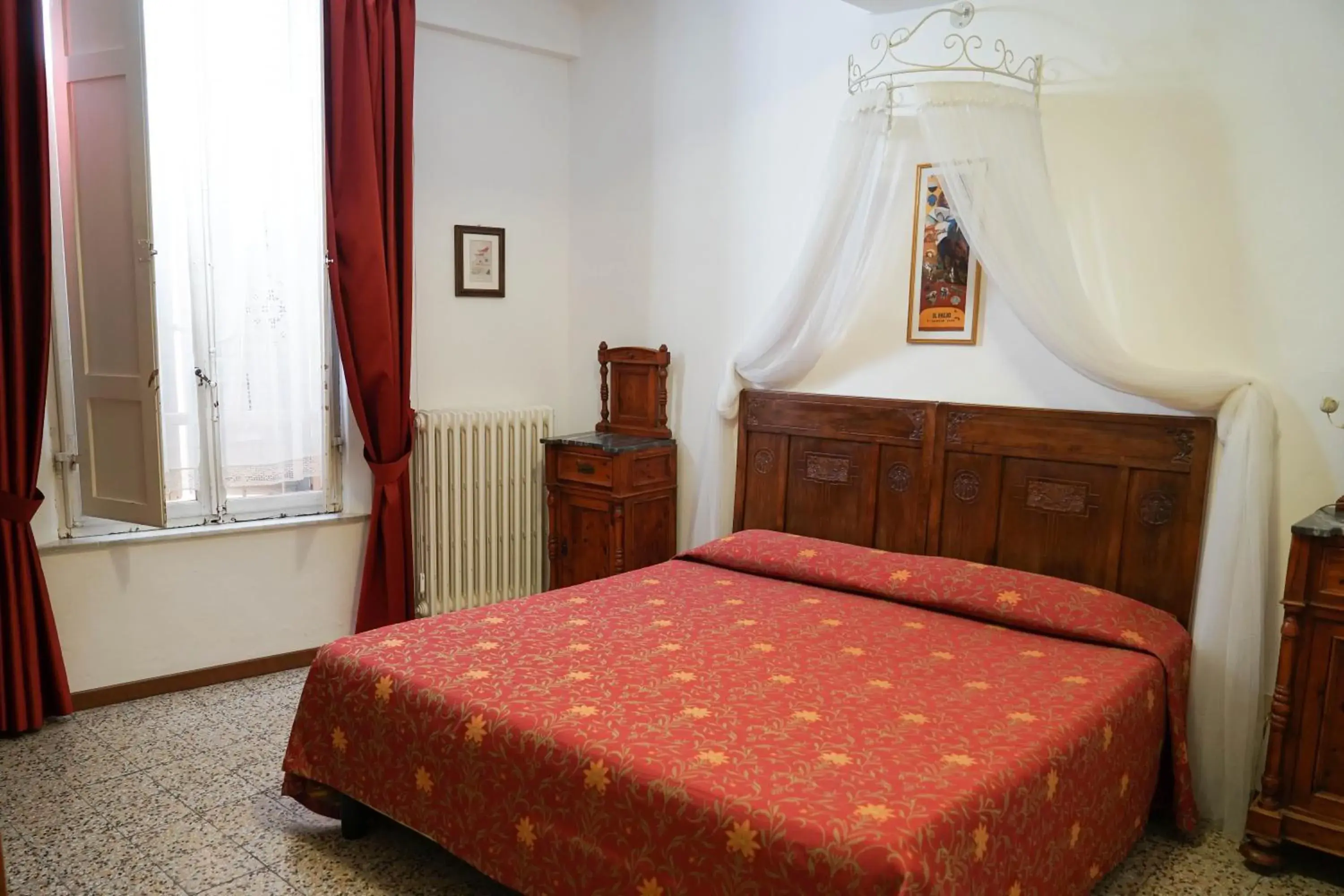 Single Room with Bathroom in Albergo Tre Donzelle Single Room with Bathroom in Albergo Tre Donzelle