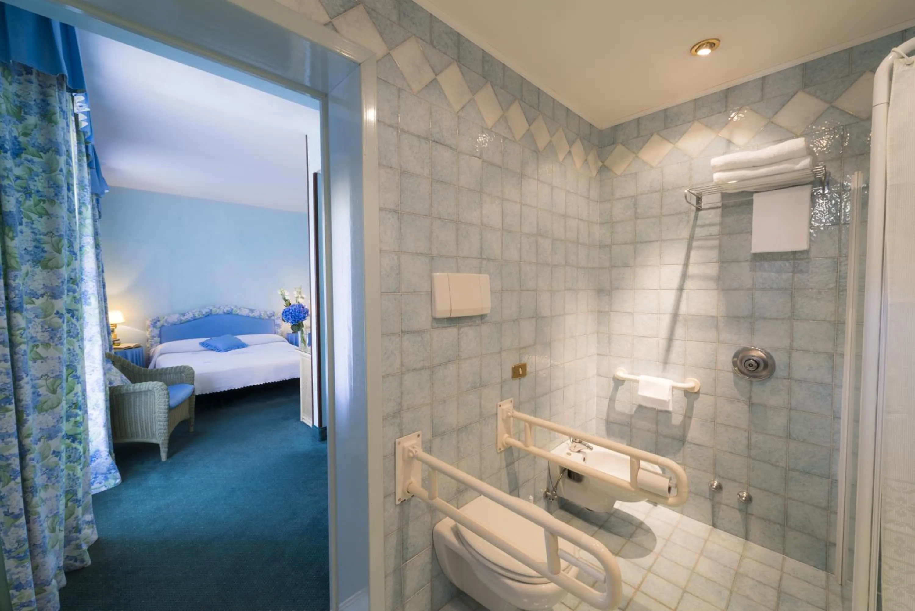 Shower, Bed in Relais Leon d'Oro