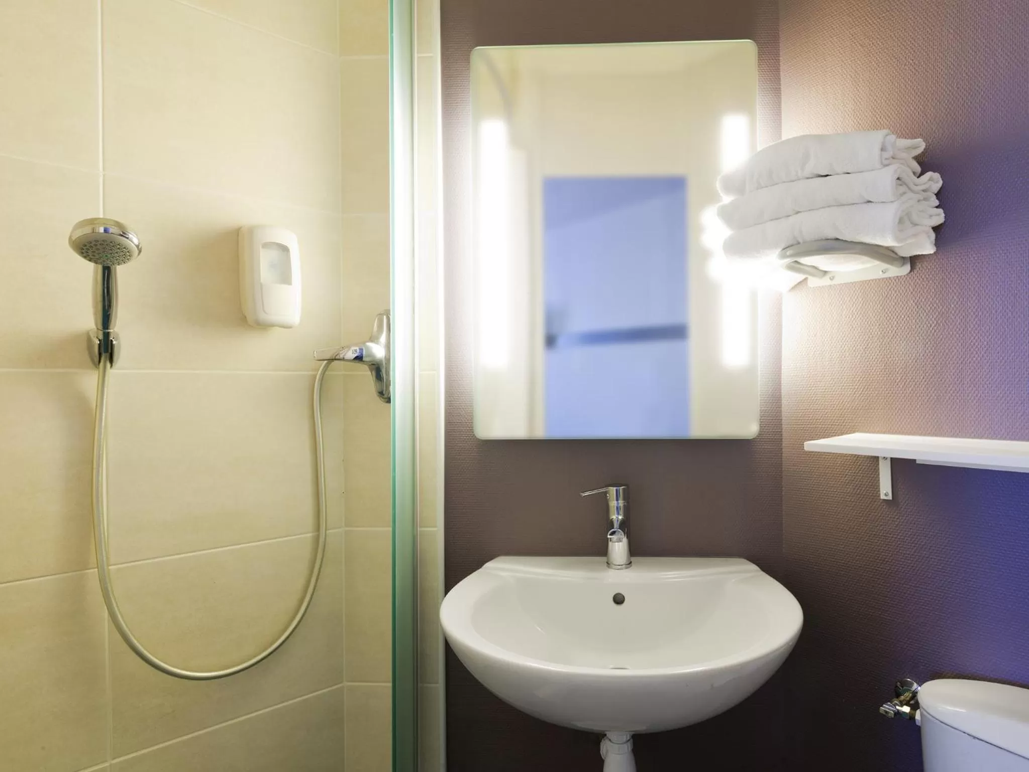 Bathroom in B&B HOTEL Lorient Caudan