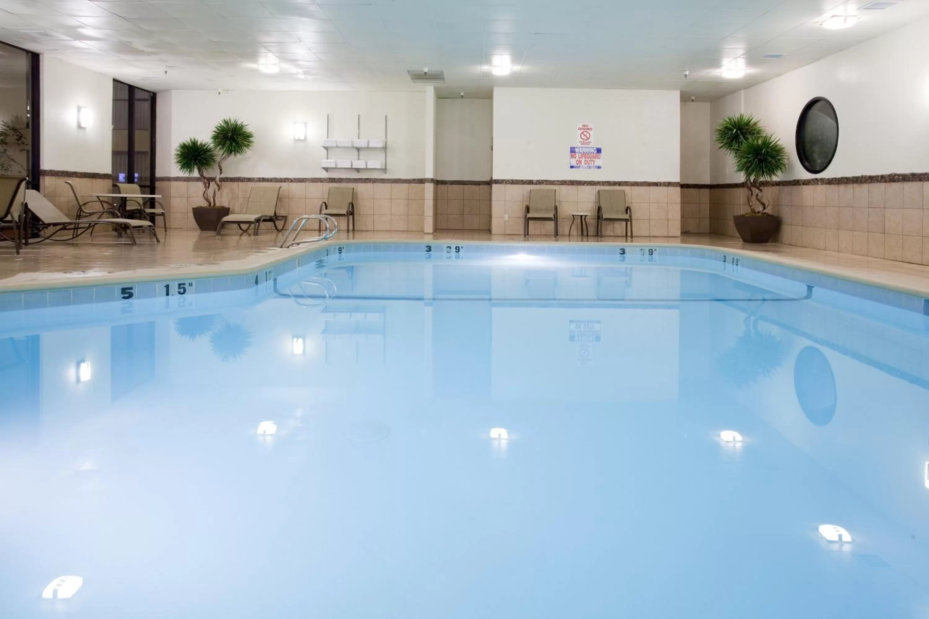 Swimming pool in Ramada Plaza by Wyndham Sheridan Hotel & Convention Center