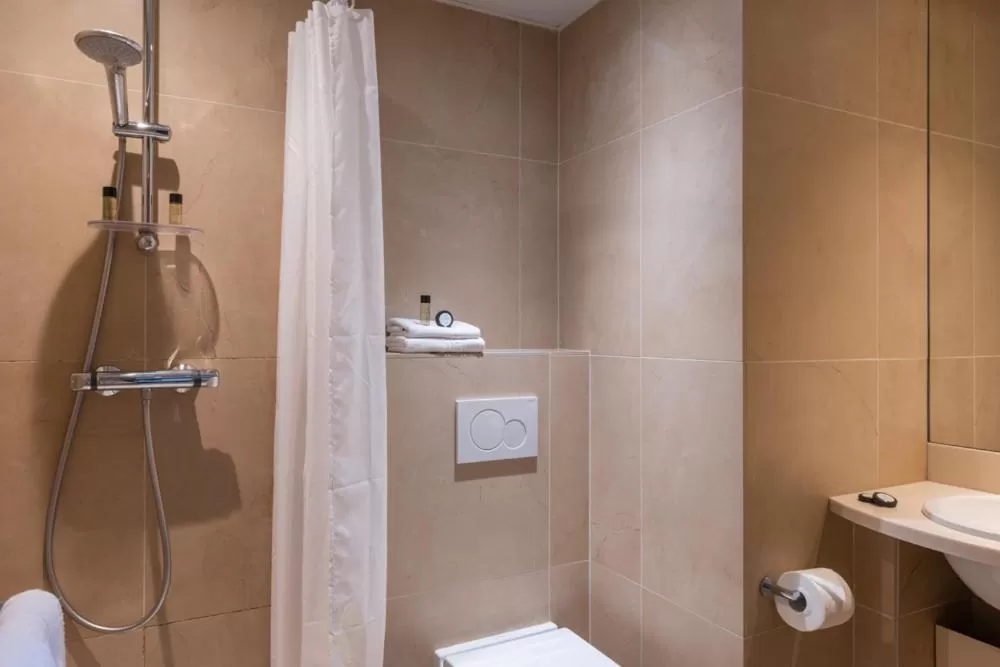 Bathroom in Central Hotel Paris