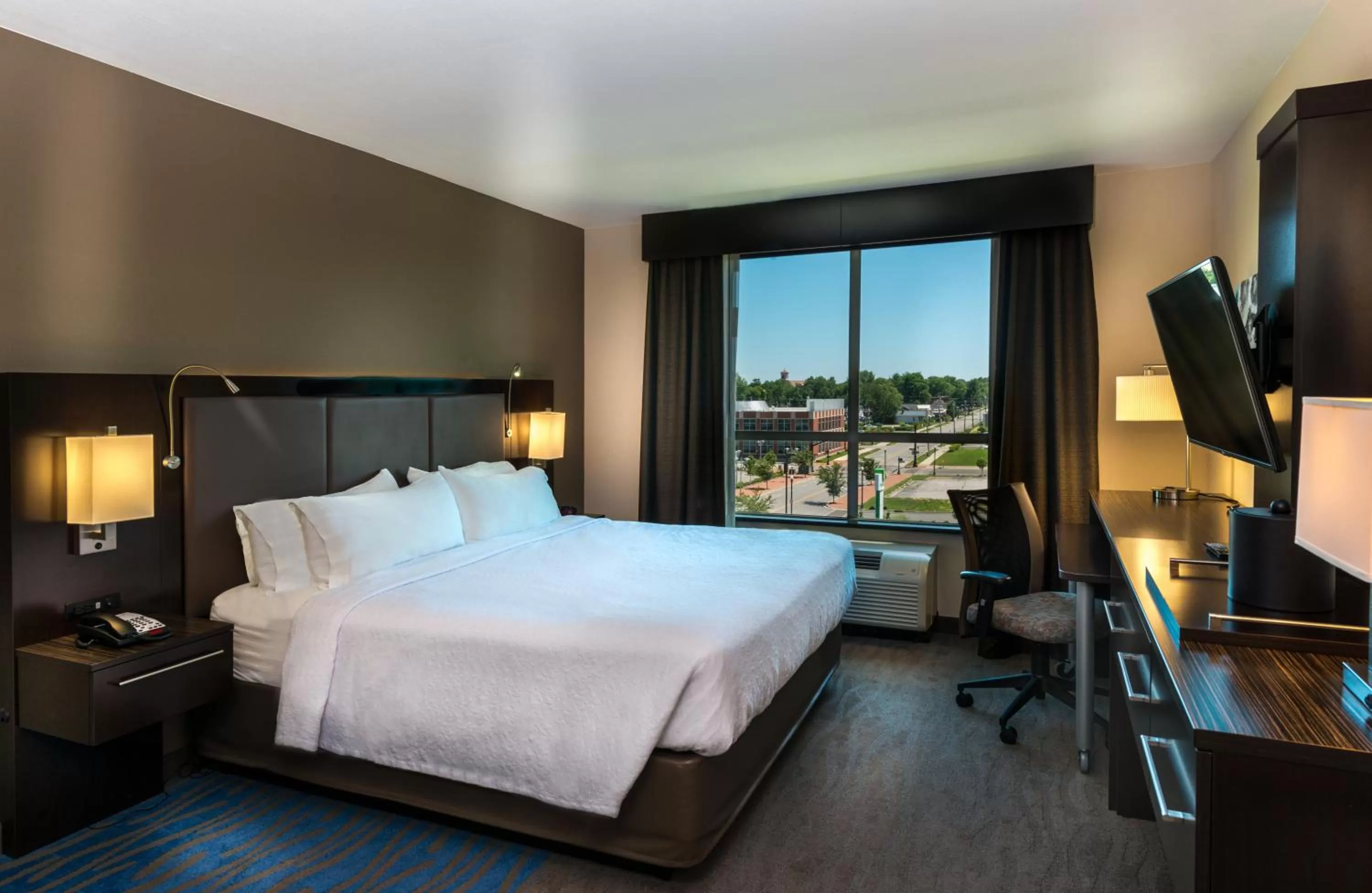 Photo of the whole room, Bed in Holiday Inn Owensboro Riverfront by IHG