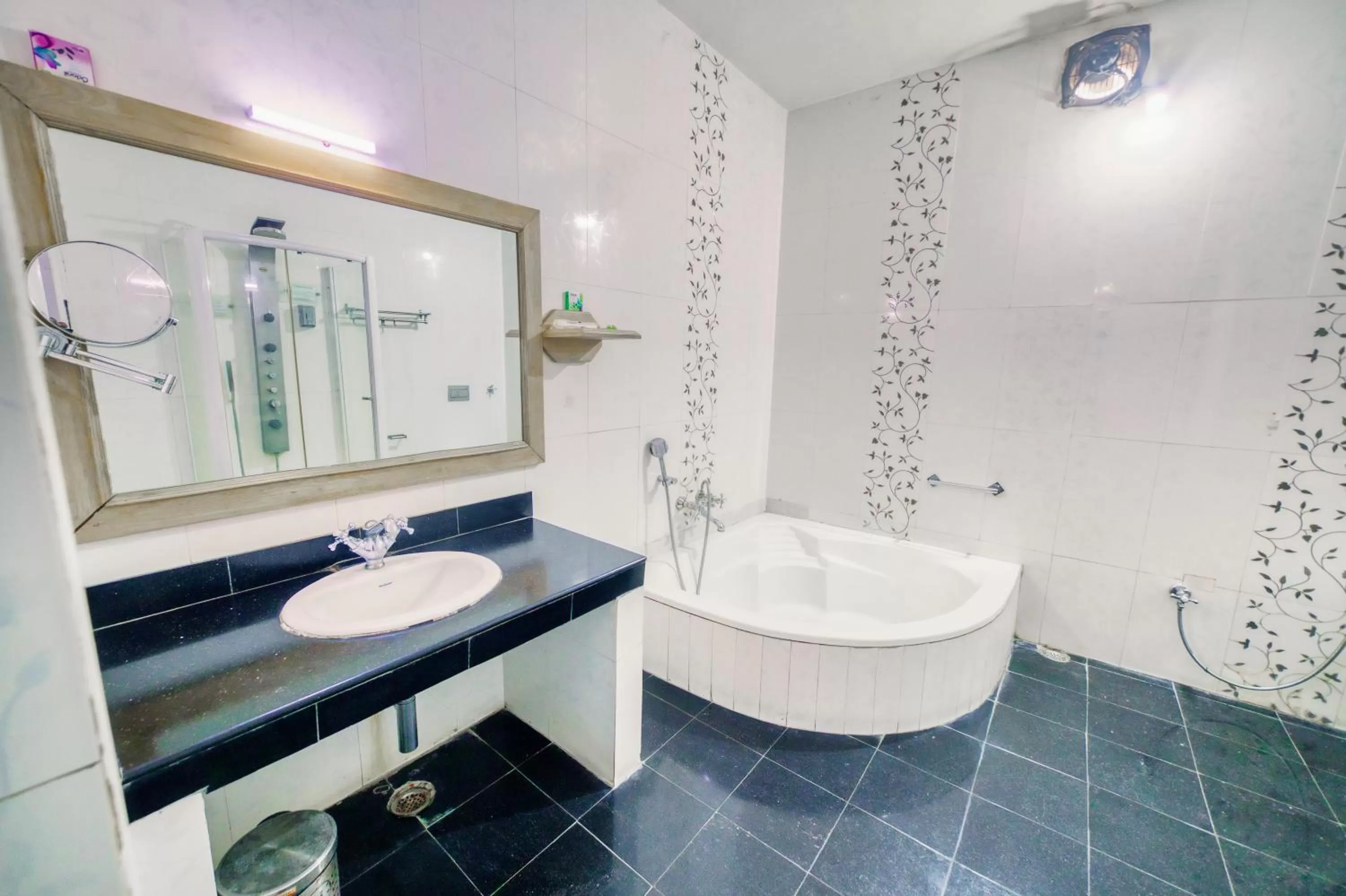 Shower in HOTEL WINDSOR CASTLE