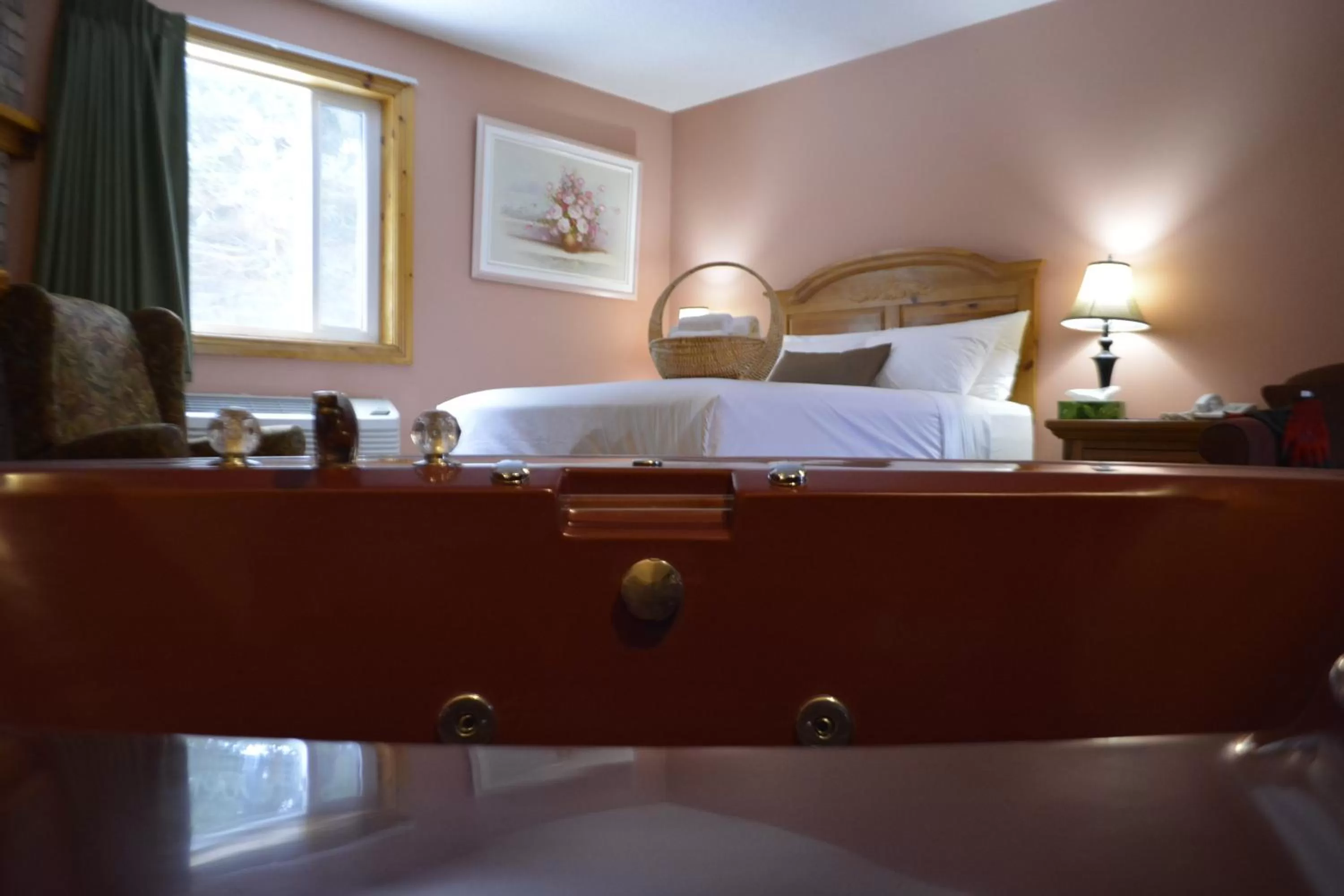 Hot Tub, Bed in Knights Inn Colonial Fireside Inn