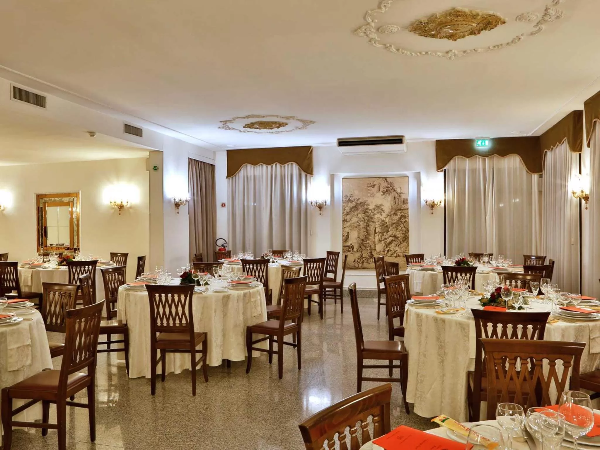 Restaurant/places to eat in Hotel Windsor Savoia