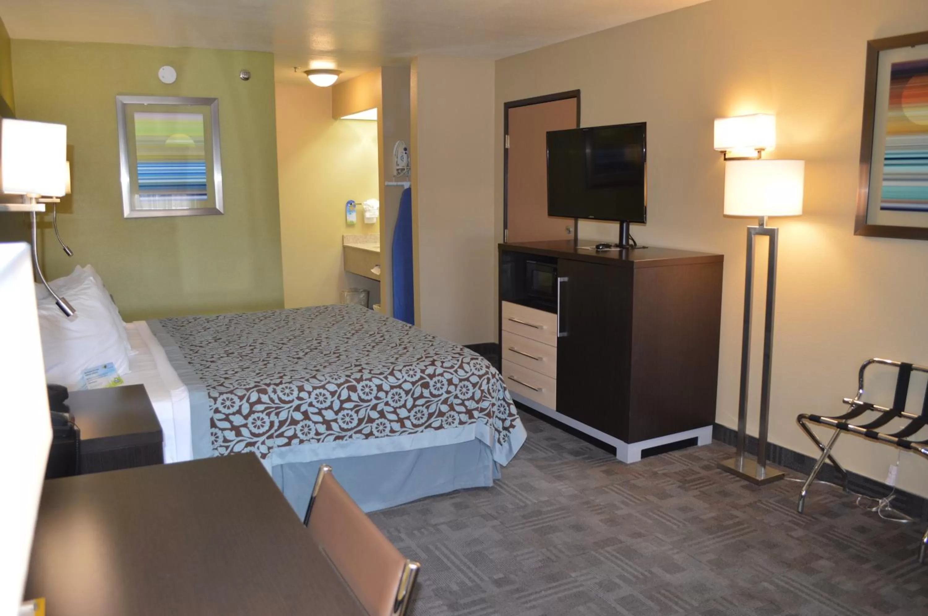 TV and multimedia, Bed in Days Inn by Wyndham Carlsbad