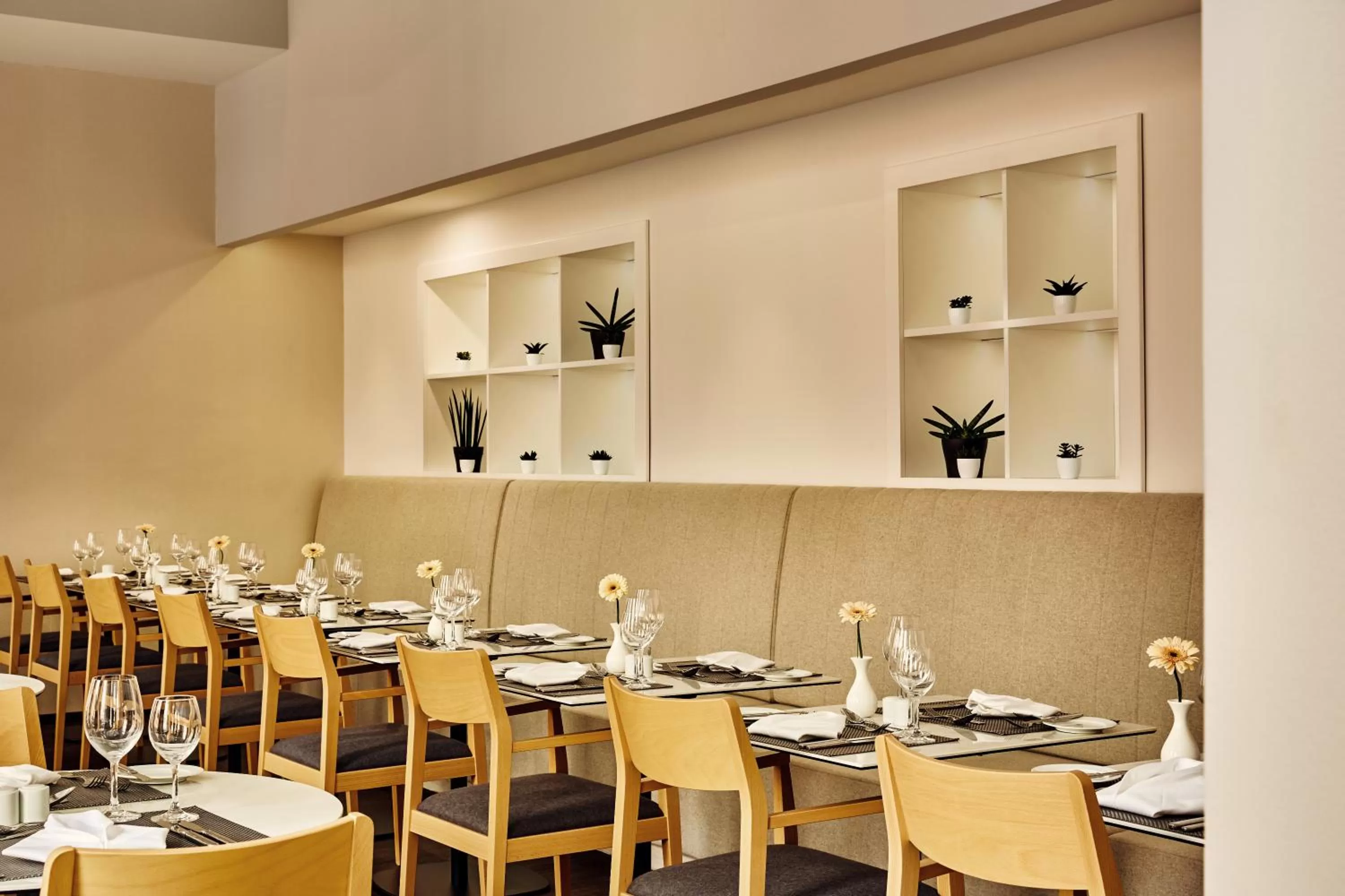 Restaurant/places to eat in H+ Hotel Wien