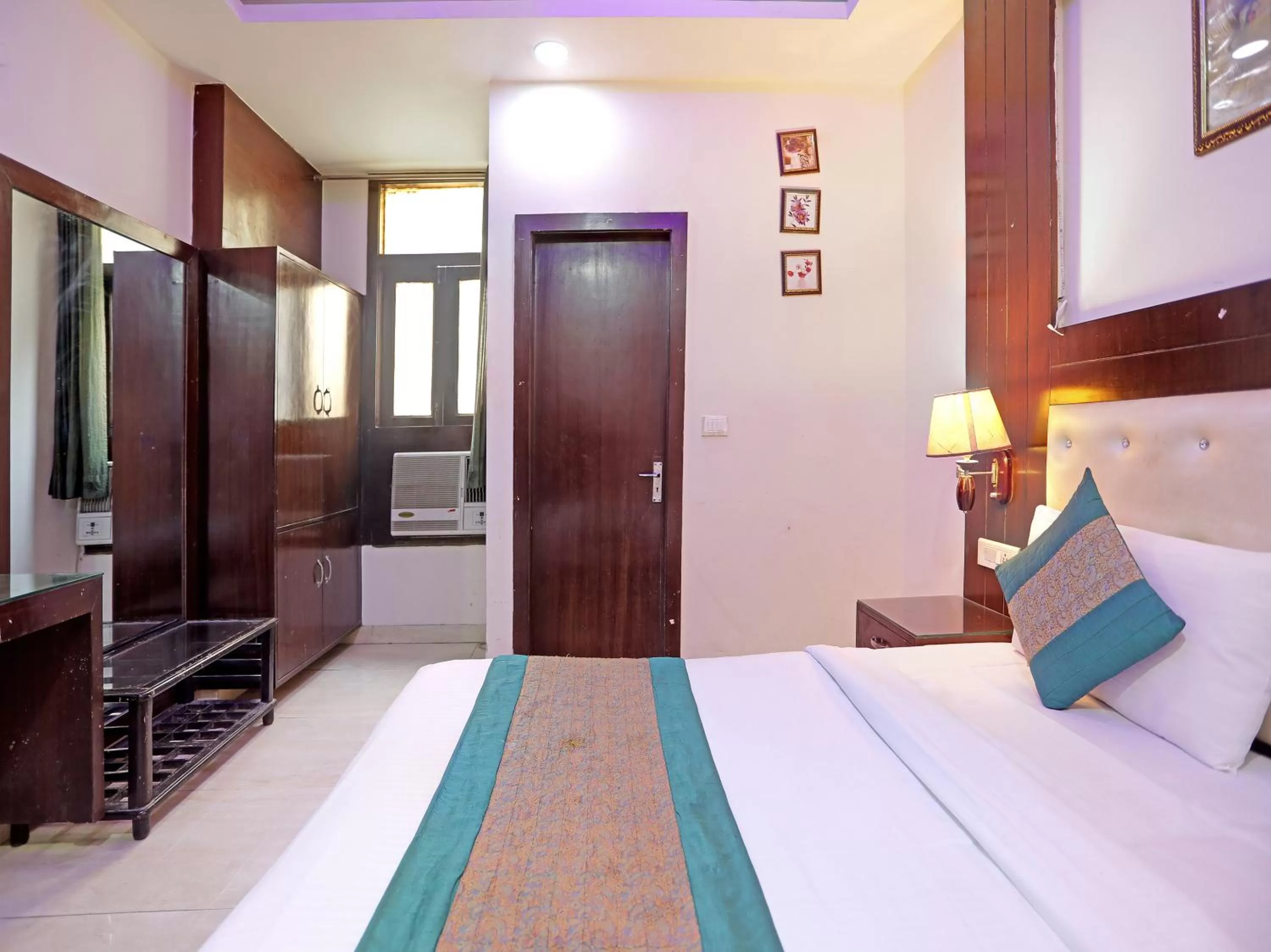 Bed in Tashkent Palace - Walk in from NDLS Station & RK Ashram Metro Station
