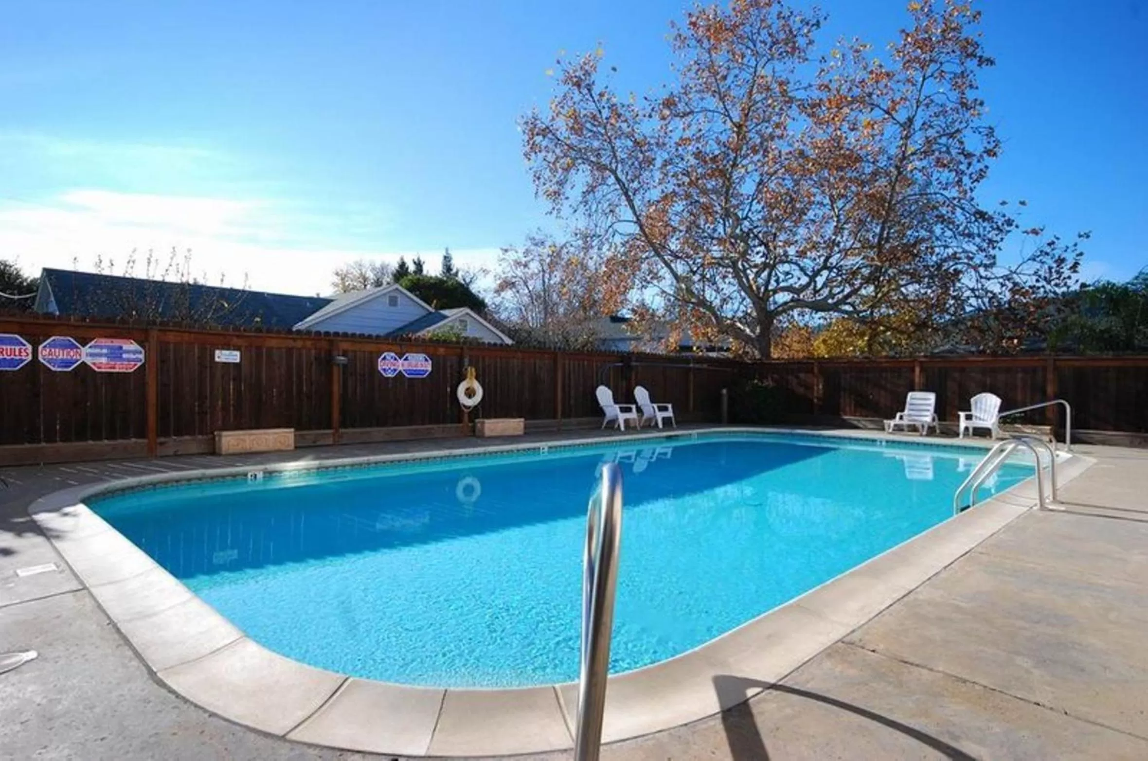 Swimming pool in Cloverdale Wine Country Inn & Suites