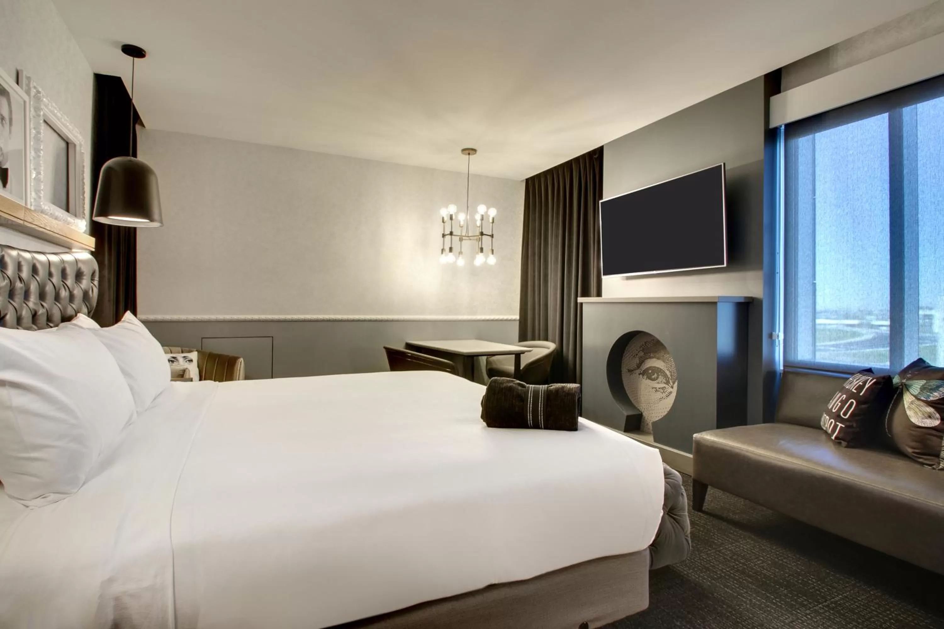 TV and multimedia, Bed in The Rose Chicago, Tapestry Collection By Hilton