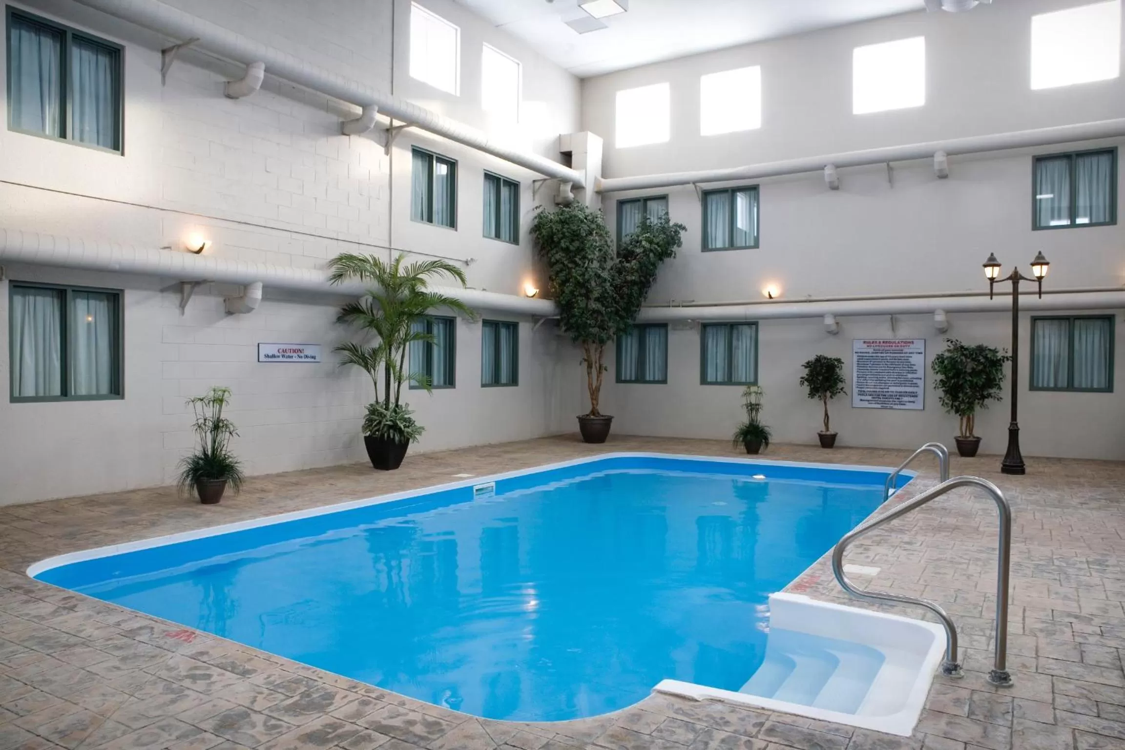 Swimming pool in Heritage Inn Hotel & Convention Centre - High River