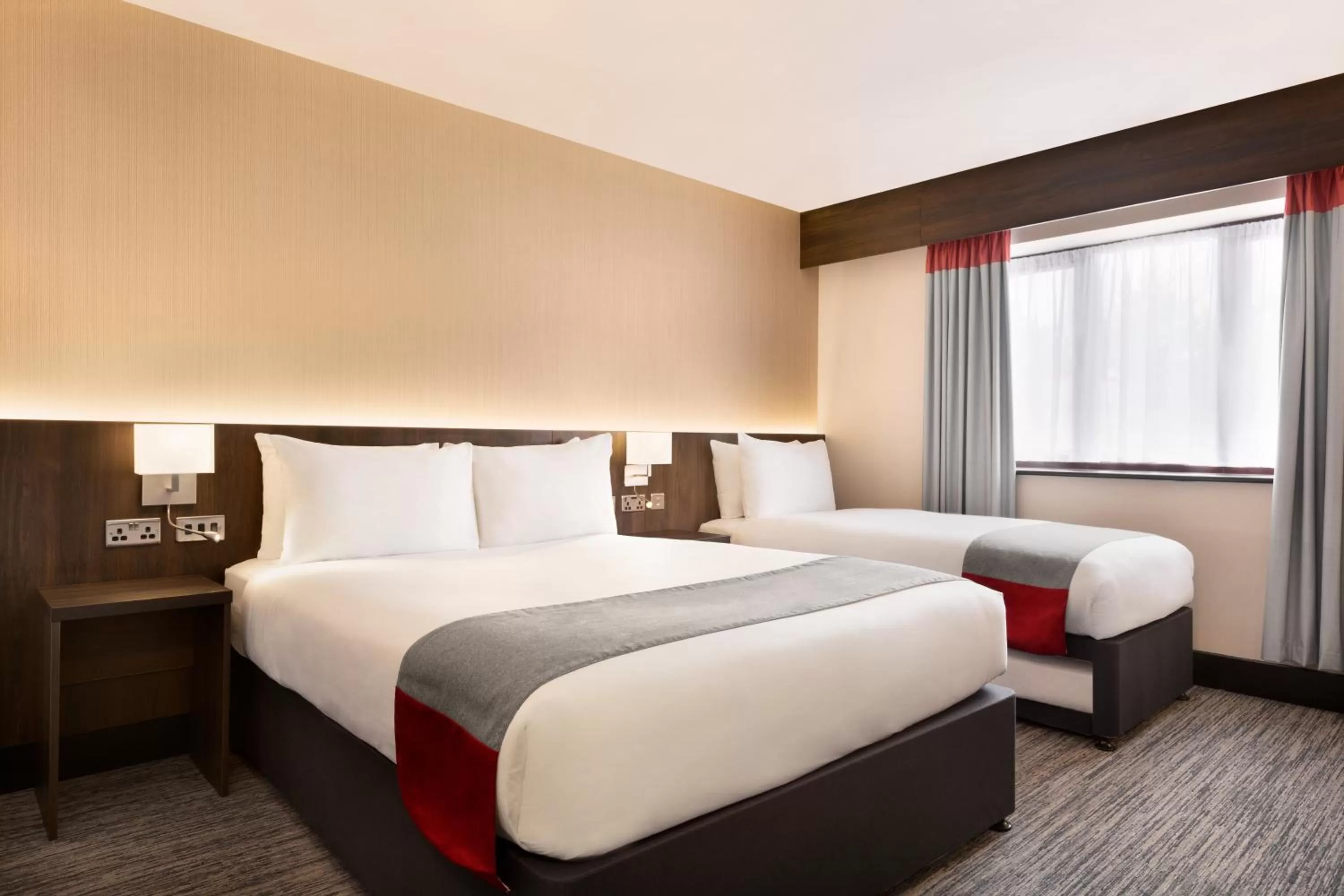 Photo of the whole room, Bed in Ramada Bristol West