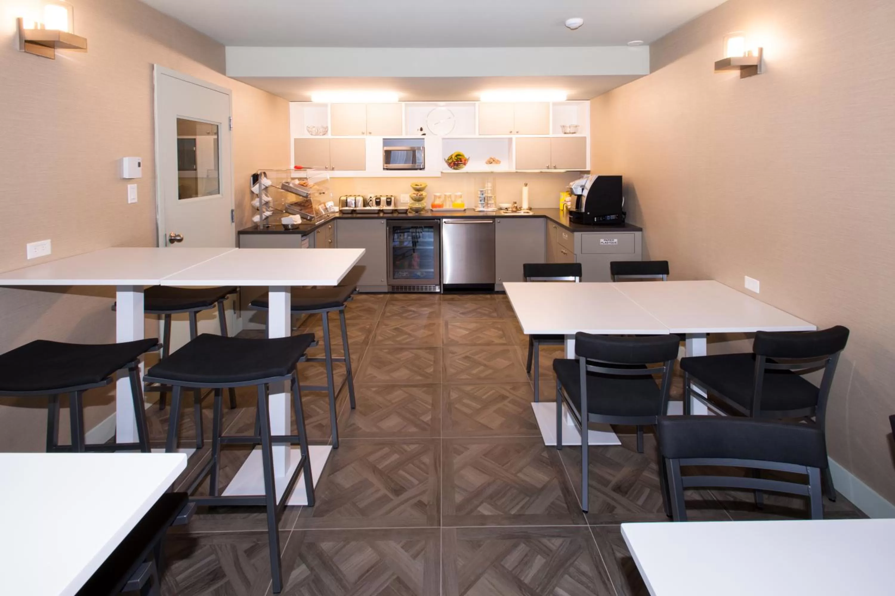 Restaurant/places to eat in Le Chabrol Hotel & Suites