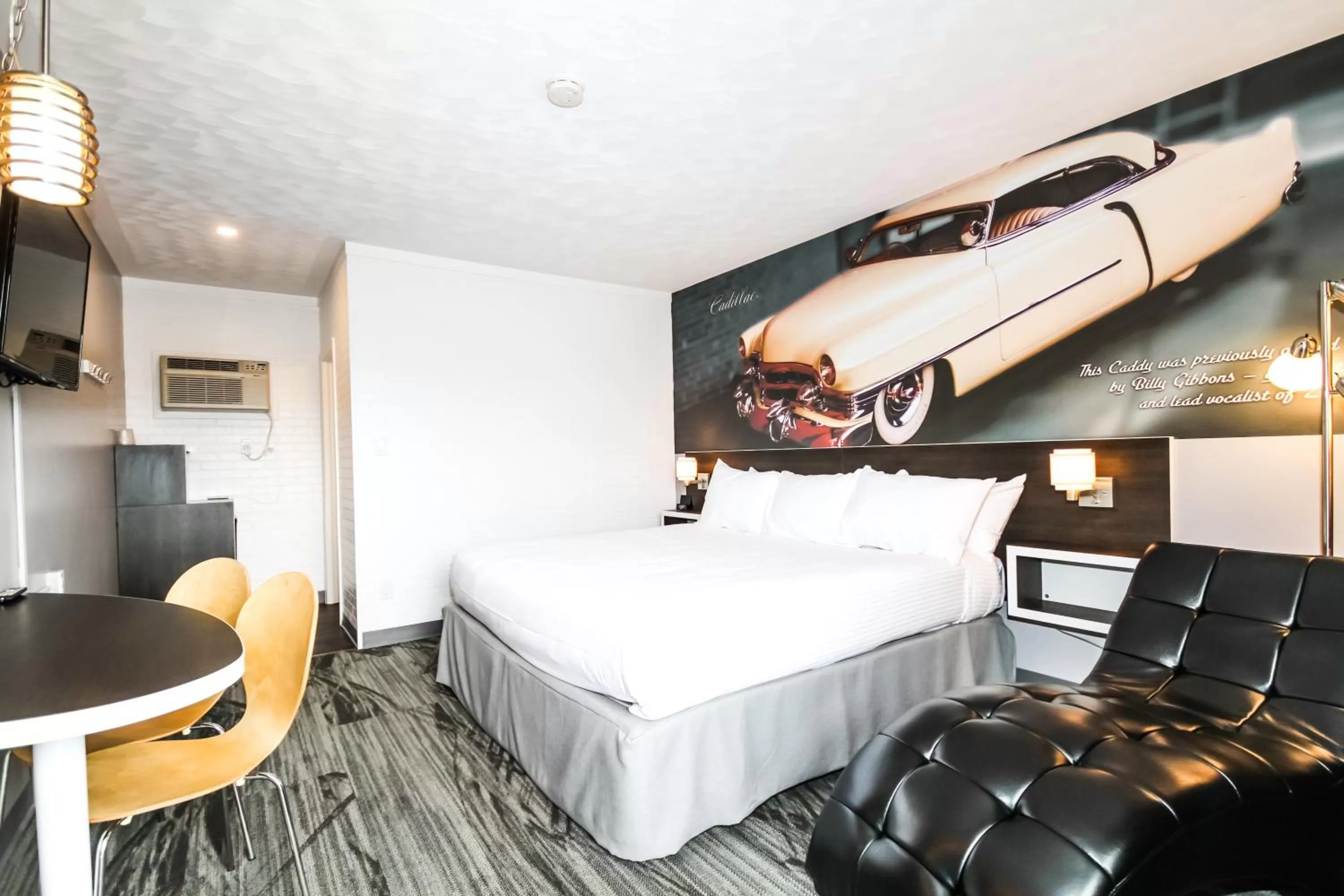 Photo of the whole room, Bed in Cadillac Motel Niagara