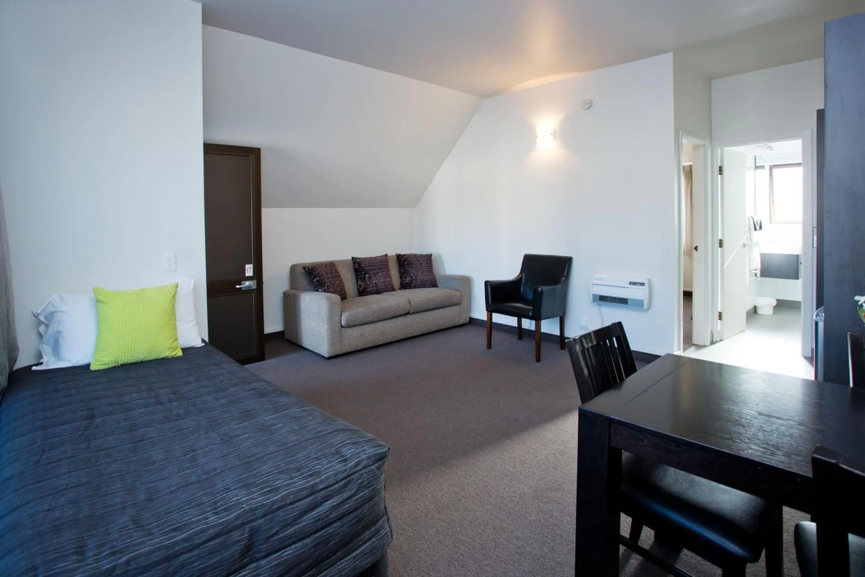 Living room, Bed in Cable Court Motel
