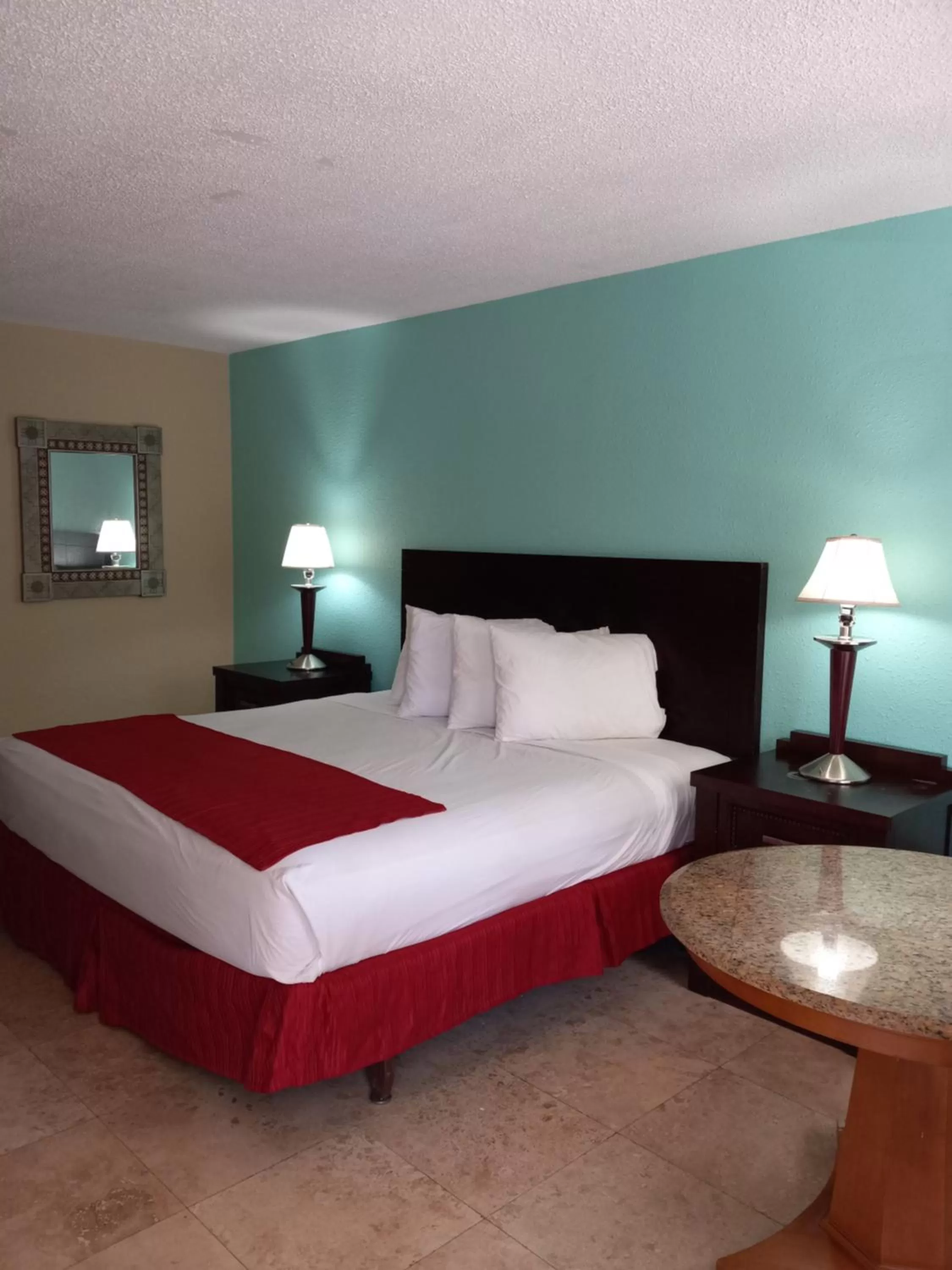 Bedroom, Bed in Holiday Hotel