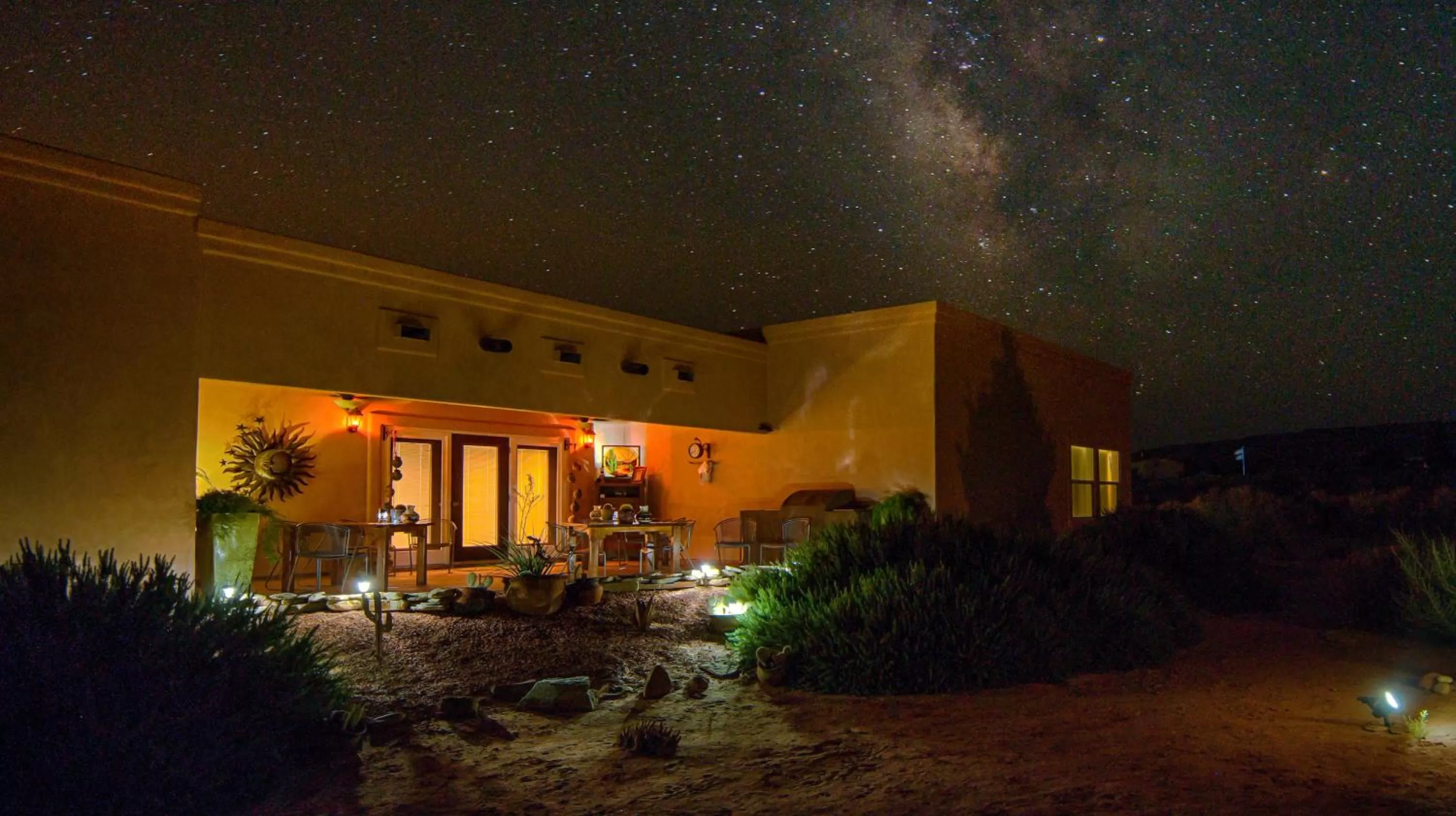 Property building in Dreamkatchers Lake Powell Bed & Breakfast