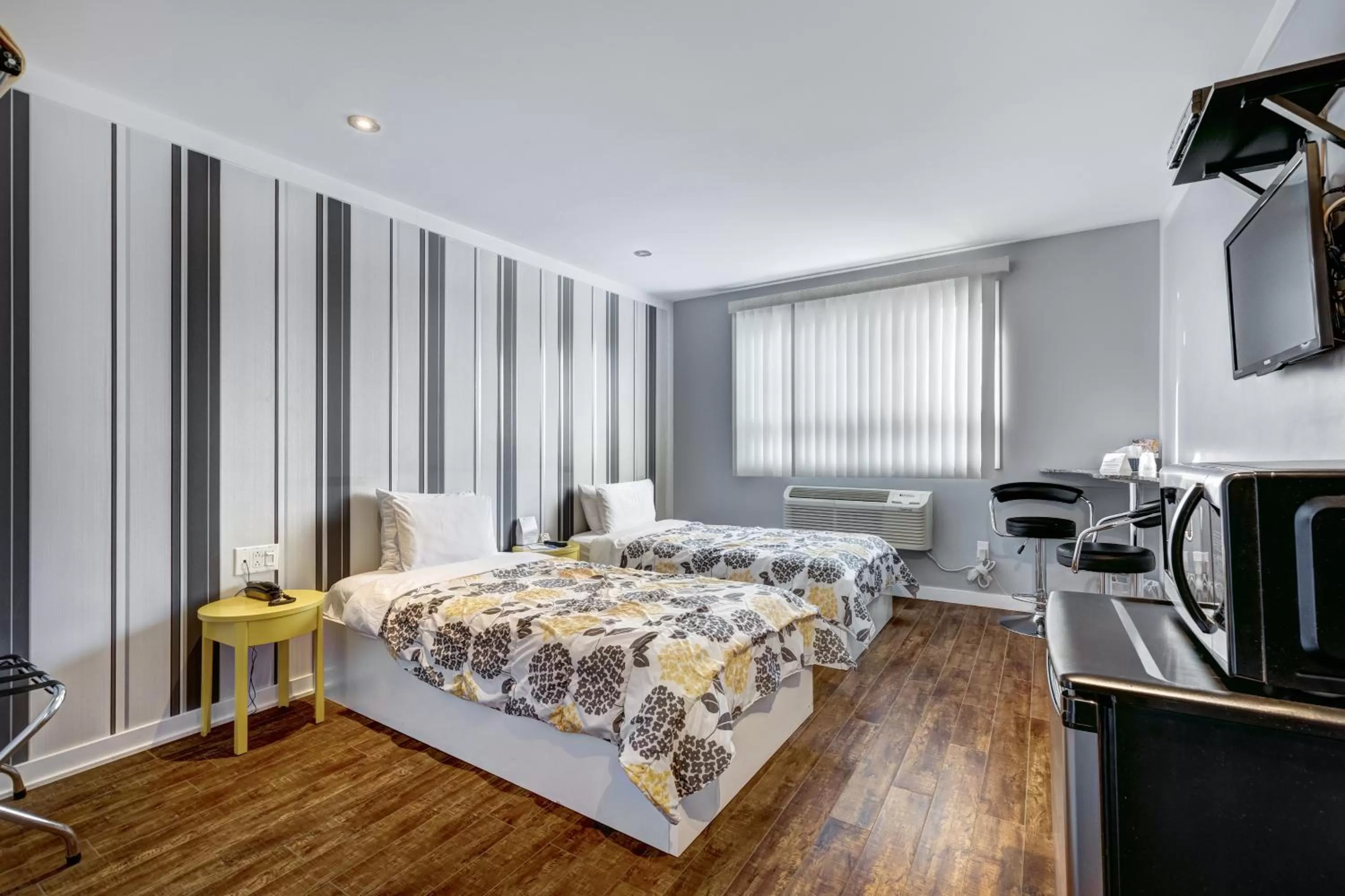 Photo of the whole room, Bed in Auberge St. Jacques