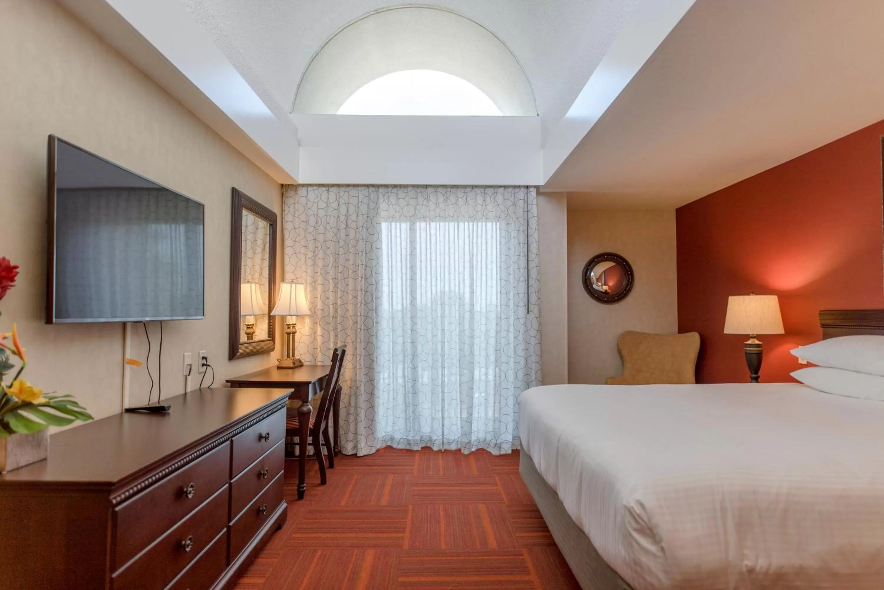 King Bed, One-Bedroom Suite, Park View, Building 1, Non-Smoking in Howard Johnson by Wyndham Anaheim Hotel and Water Playground