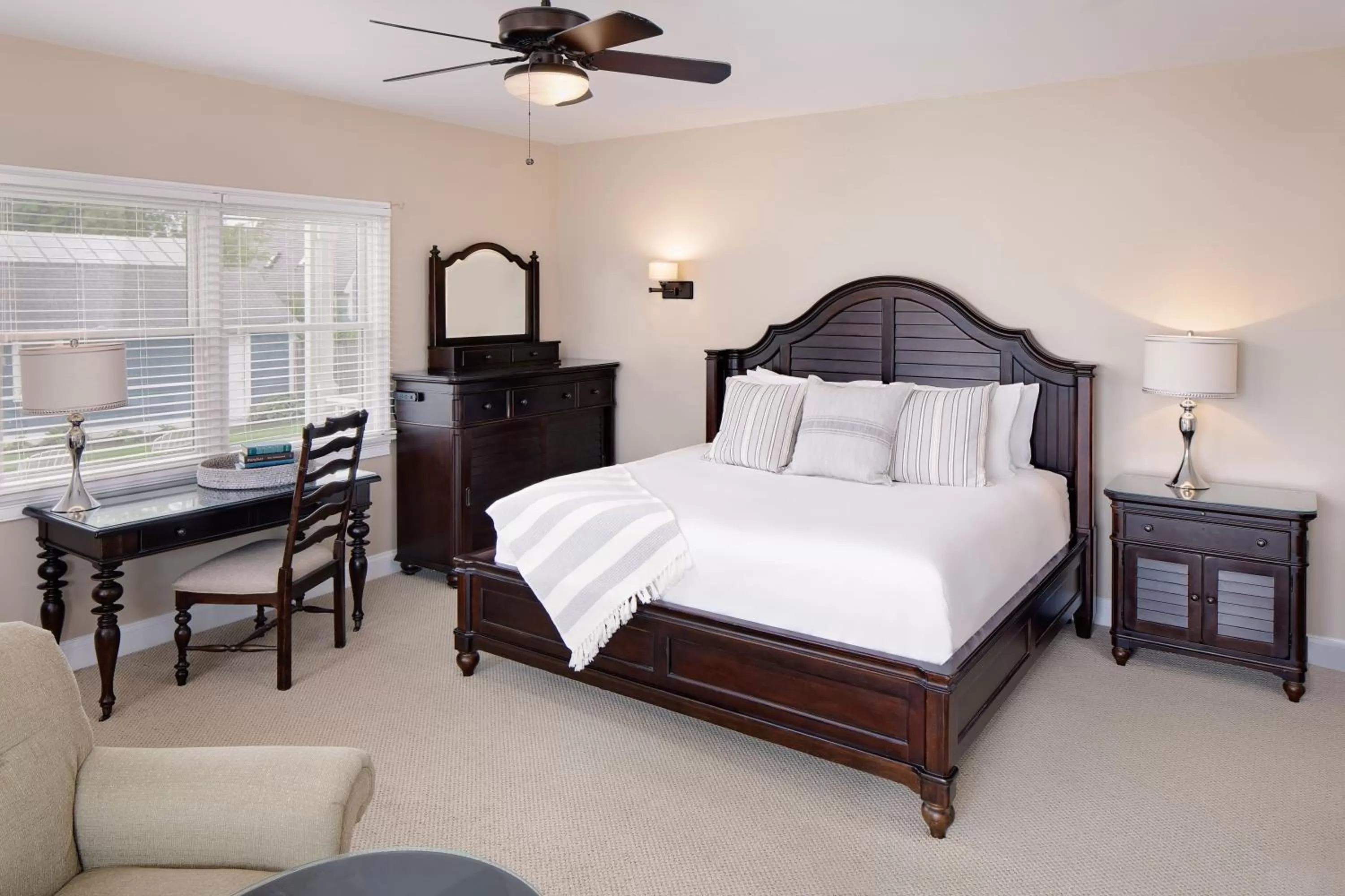 Bed in Inn at Harbor Hill Marina