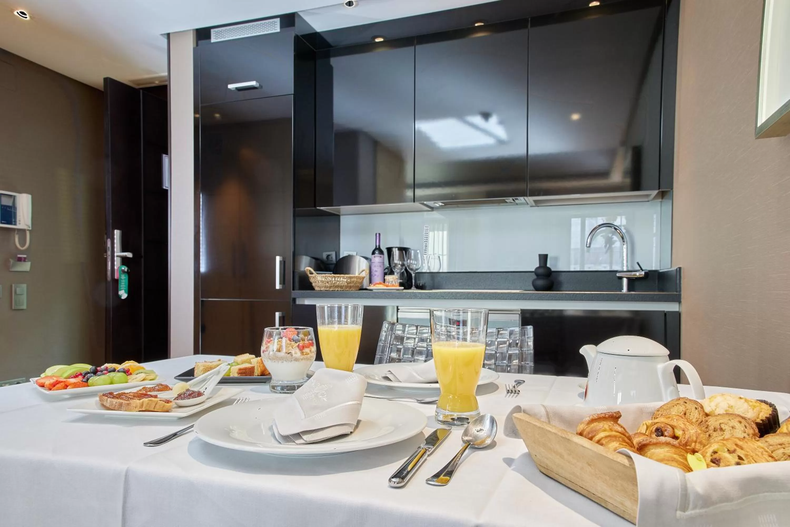 Kitchen or kitchenette in Nexus Valladolid Suites & Hotel