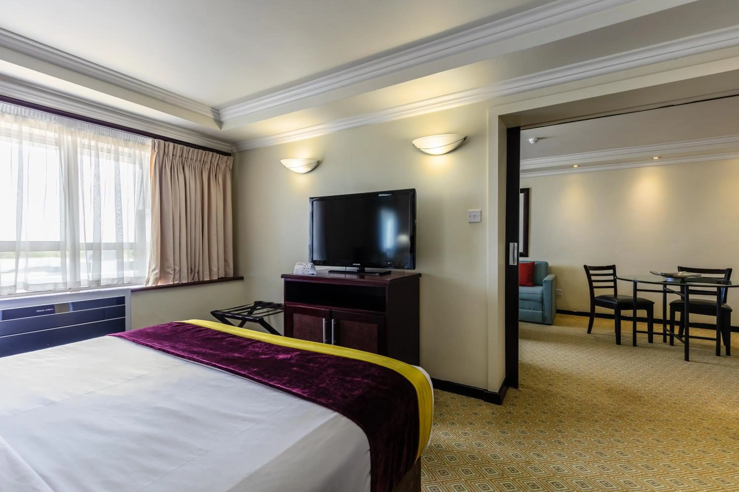 Seating area, Bed in Cresta President Hotel