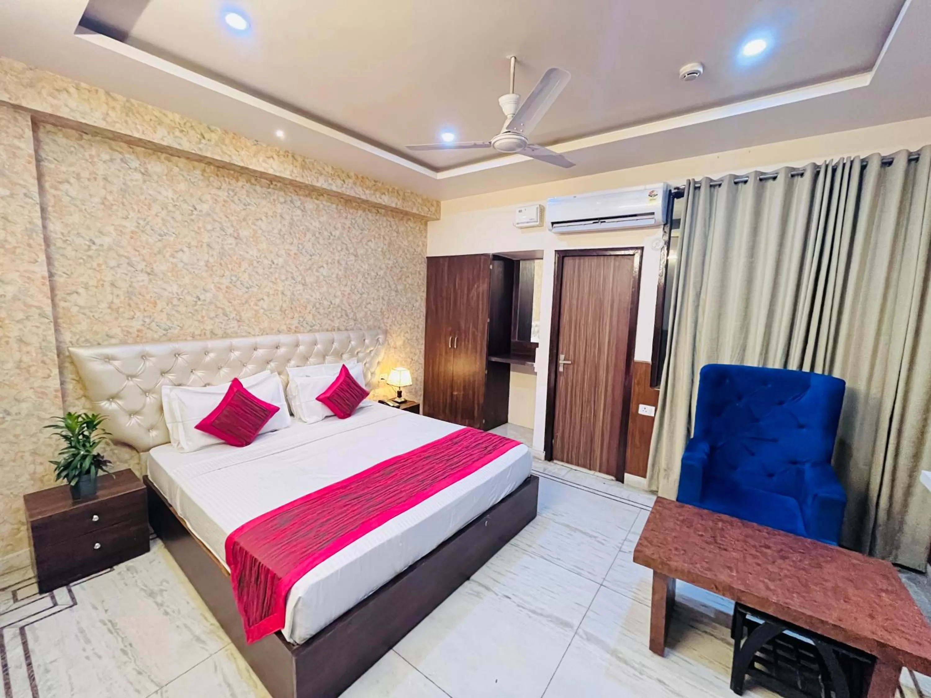 Bed in Hotel The Leaf - Gomti Nagar Lucknow