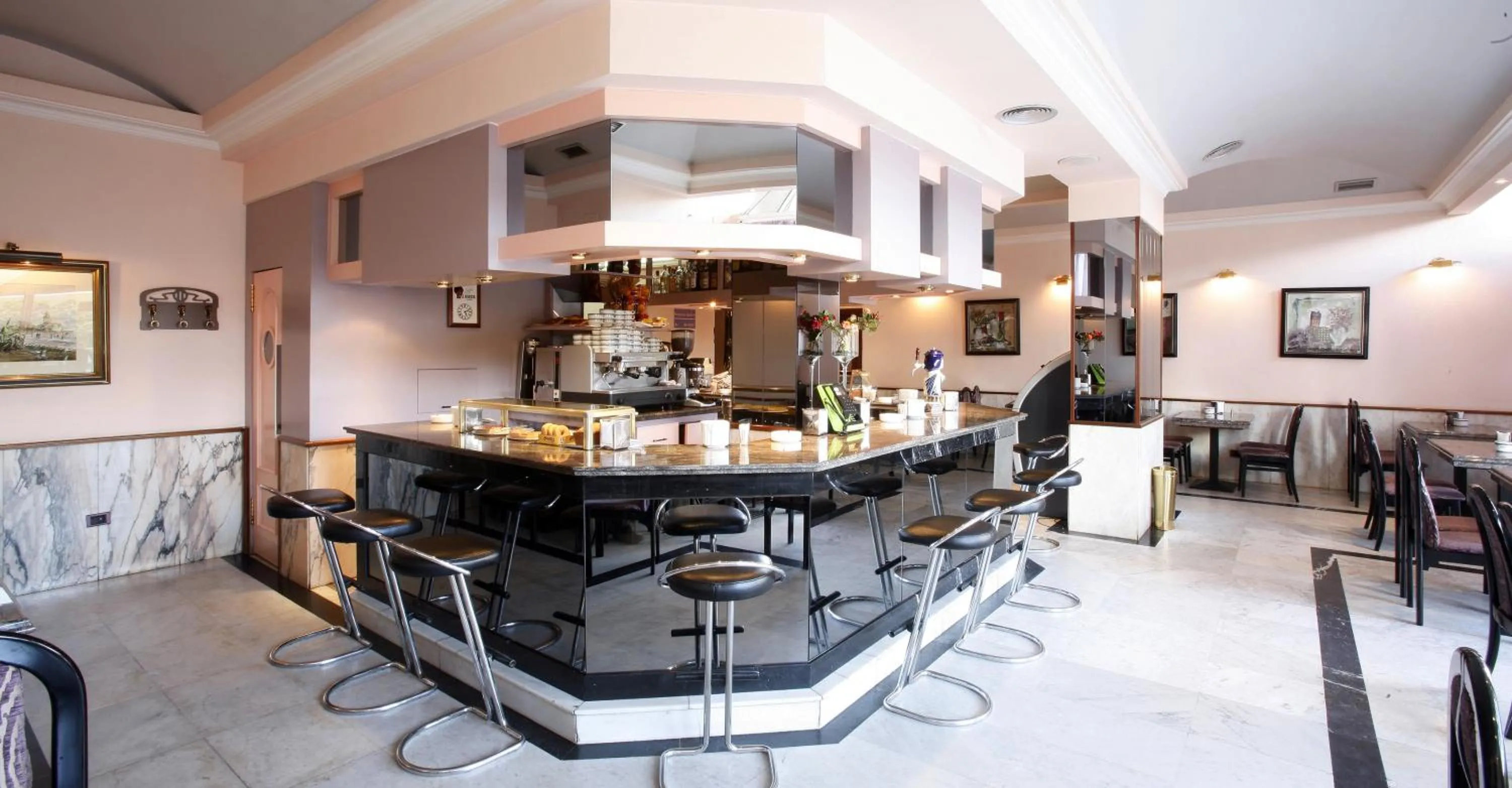 Restaurant/places to eat in Hotel Alcomar