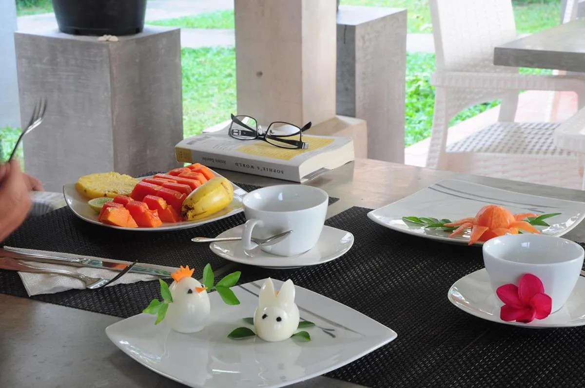 Breakfast in Gomez Place