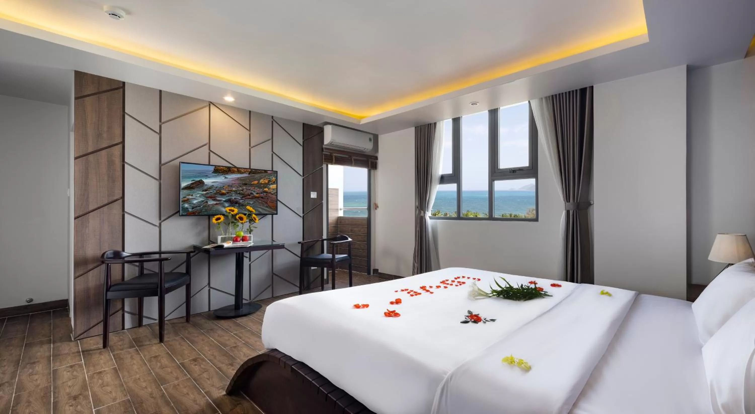 TV and multimedia, Bed in Azura Gold Hotel & Apartment